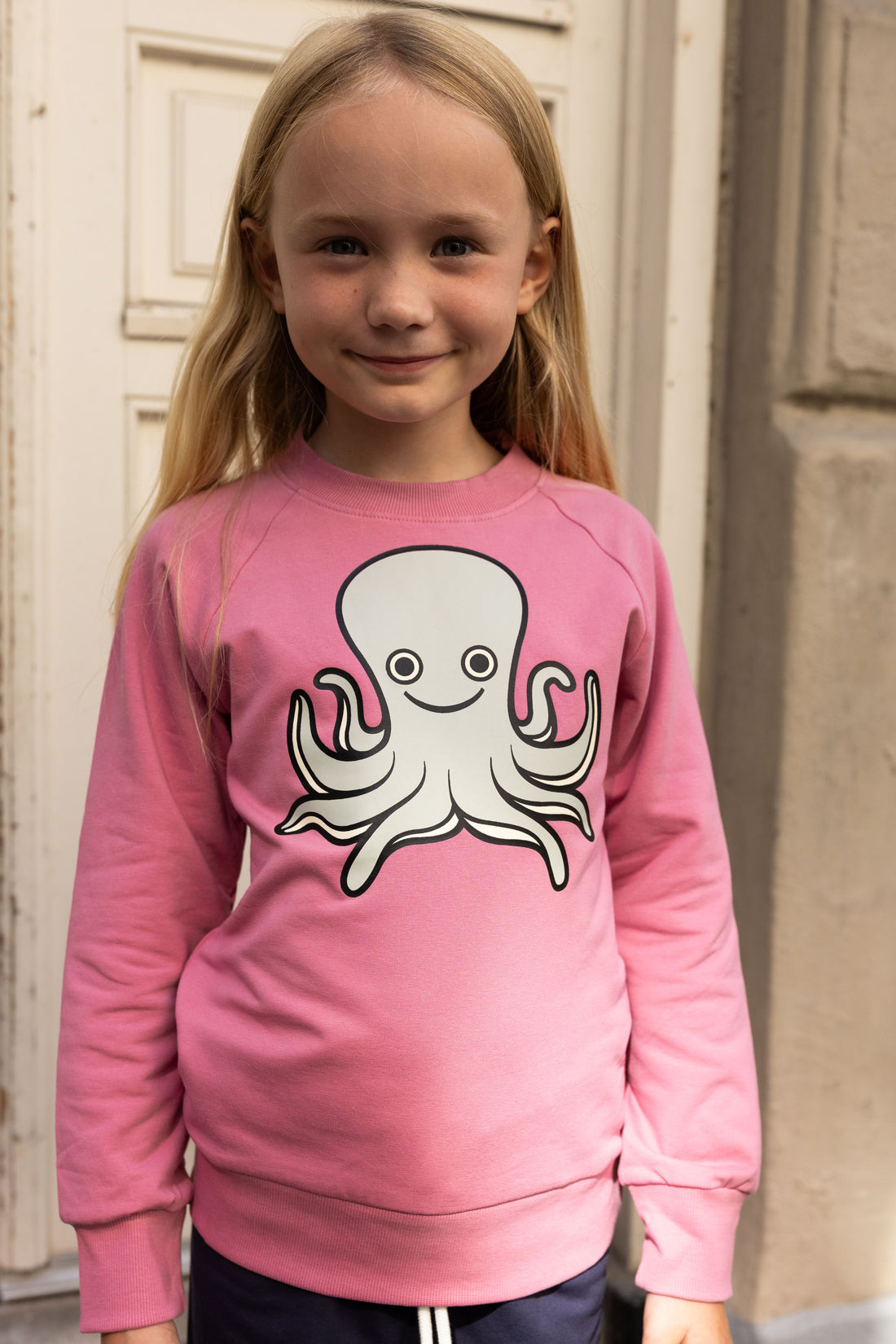 Skøn lyserød sweatshirt til børn med print af blæksprutte