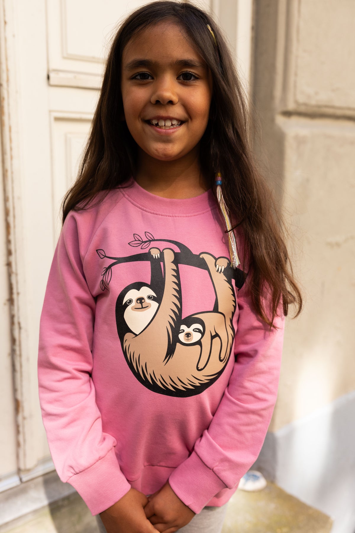 Skøn lyserød sweatshirt til børn med print af dovendyrmor og unge