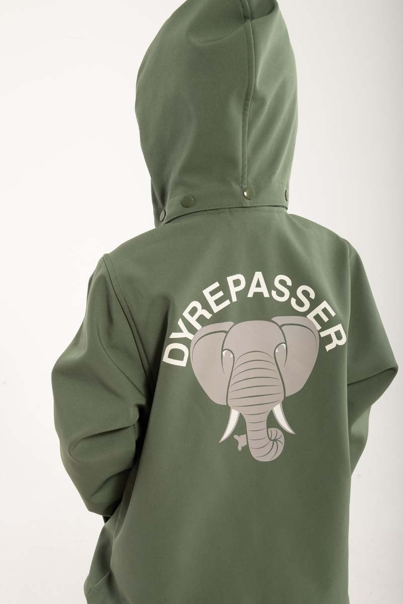 Softshell jakke til børn i flot khakigrøn med print af elefant på ryggen