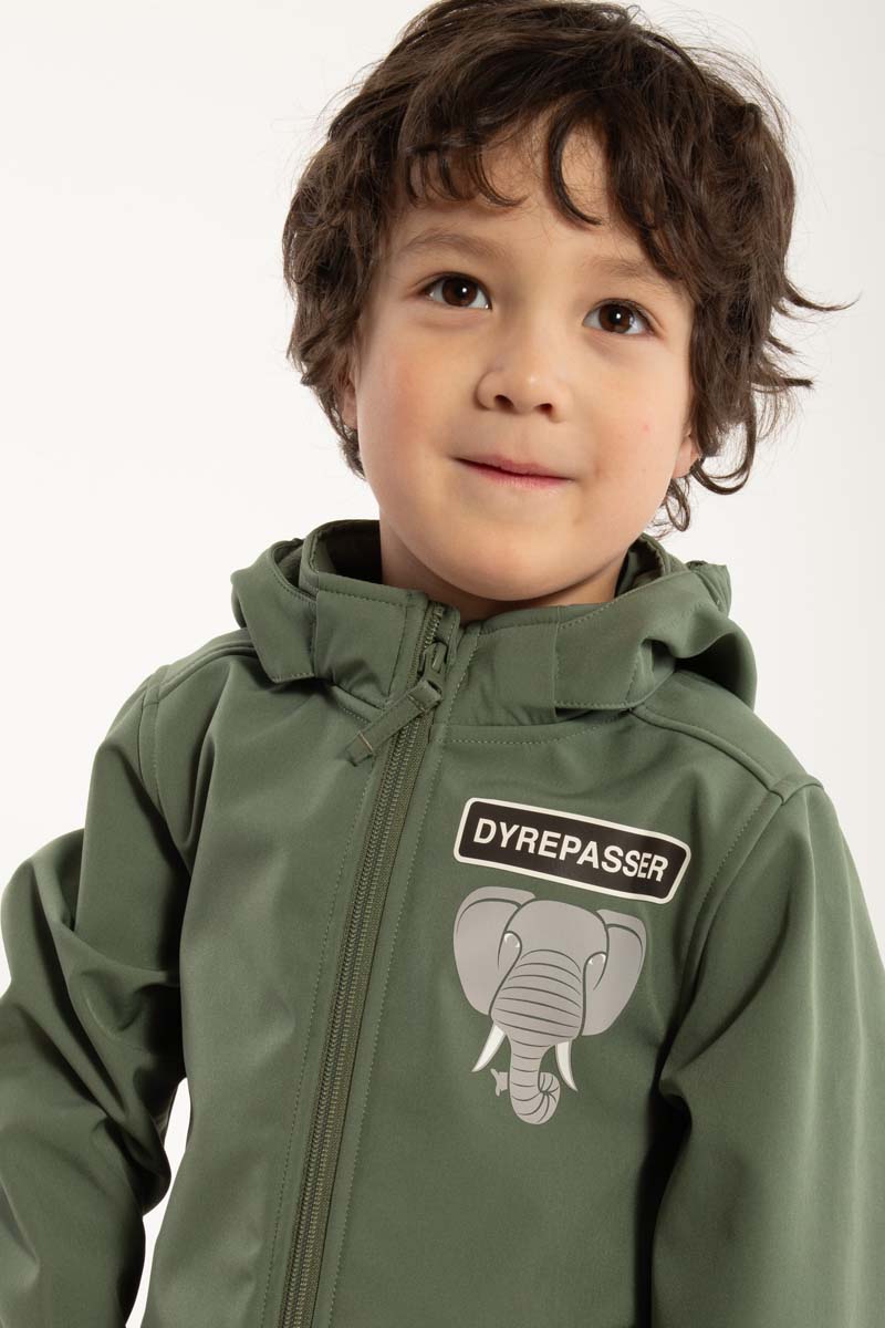 Softshell jakke til børn i flot khakigrøn med print af elefant på ryggen
