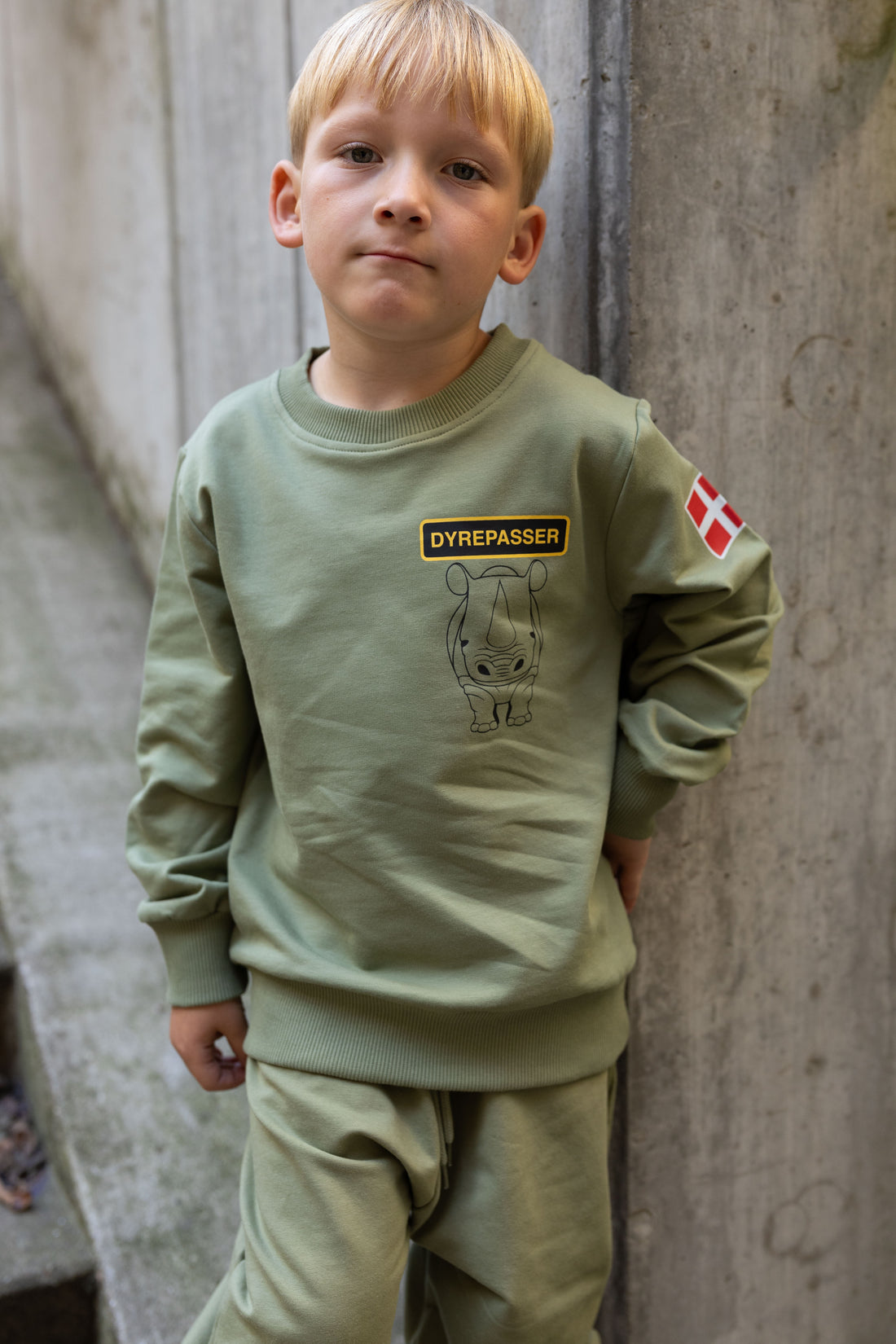 Sød dyrepasser sweatshirt til børn med print af næsehorn