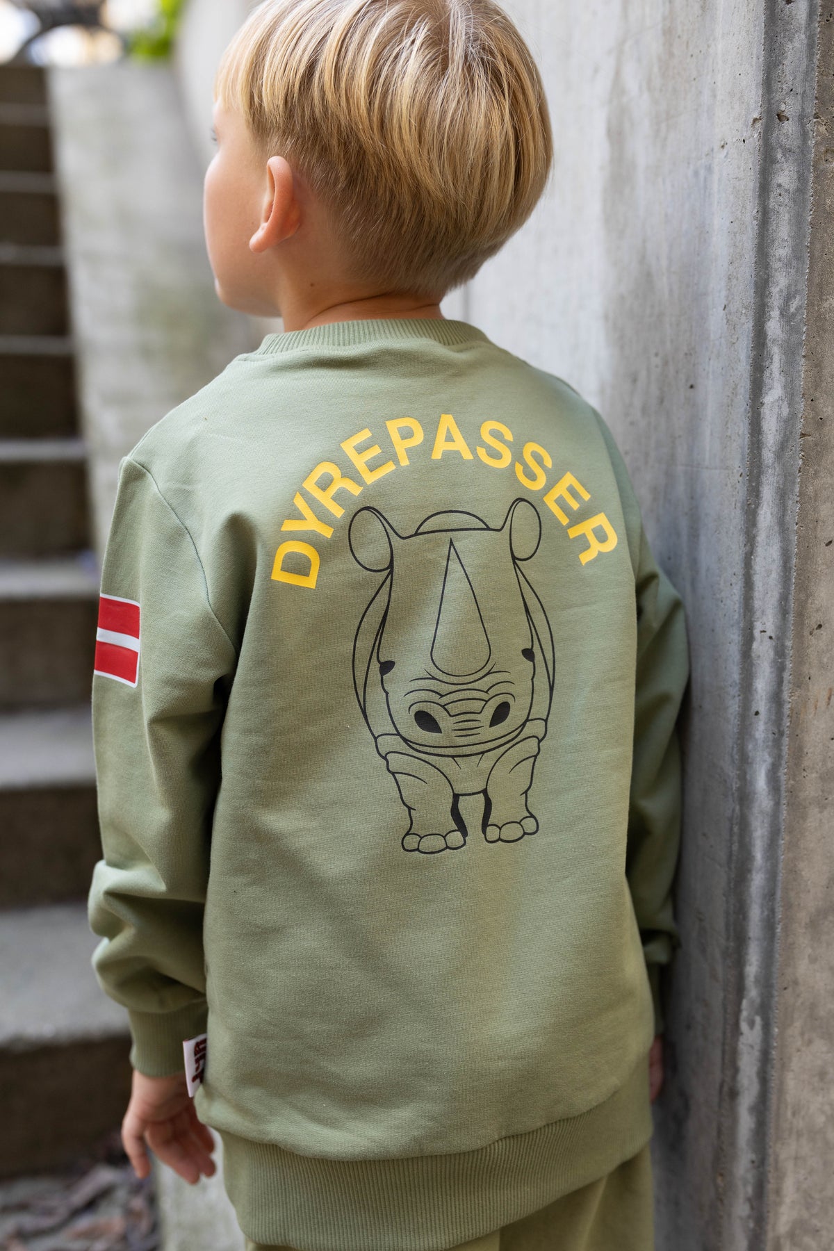 Sød dyrepasser sweatshirt til børn med print af næsehorn