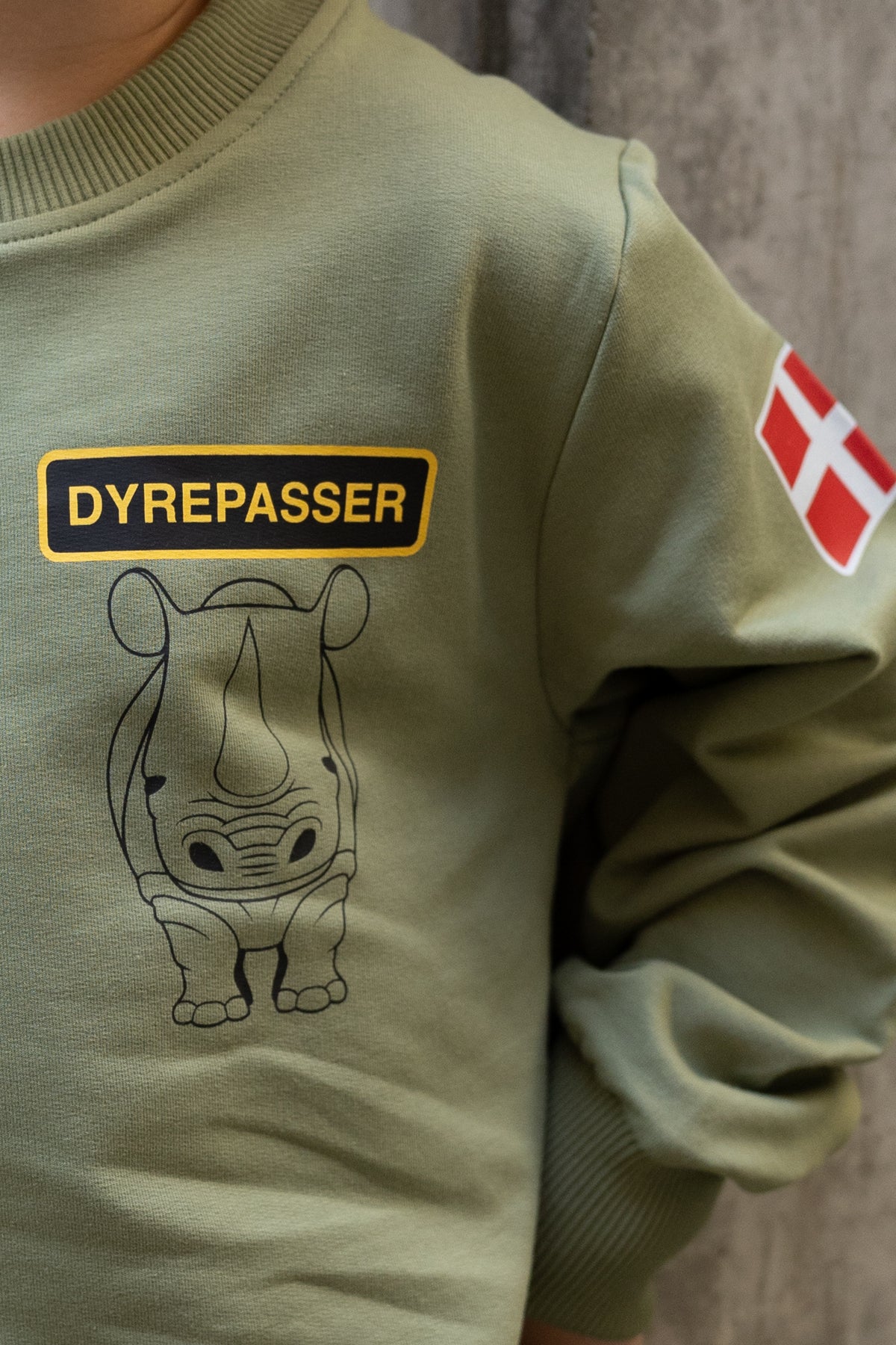 Sød dyrepasser sweatshirt til børn med print af næsehorn