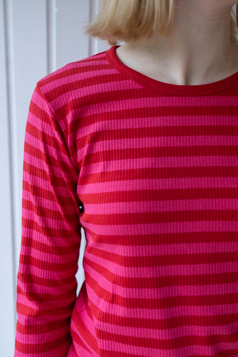 Fin langærmet bluse med røde og pink striber til kvinder