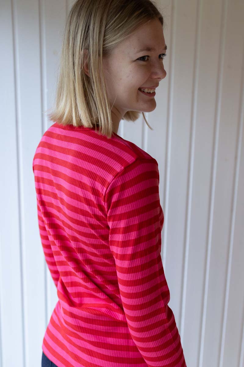 Fin langærmet bluse med røde og pink striber til kvinder
