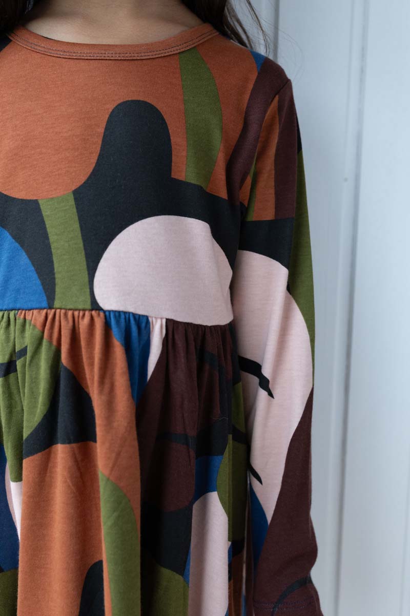 Flot børne kjole med farvet print