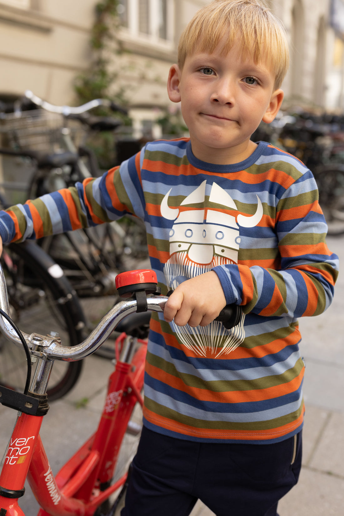 Stribet bluse til børn med viking.