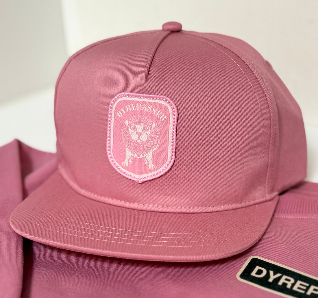 Fin dyrepasser kasket til børn med print af løve