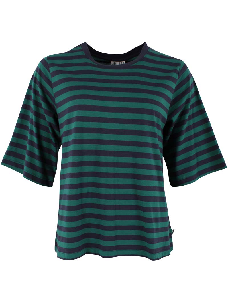 Fin t-shirt med grønne og blå striber, rund hals og lidt længere ærmer til kvinder