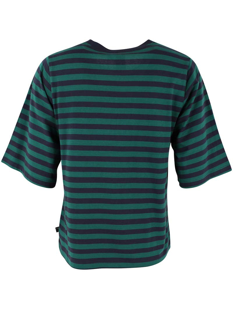 Fin t-shirt med grønne og blå striber, rund hals og lidt længere ærmer til kvinder