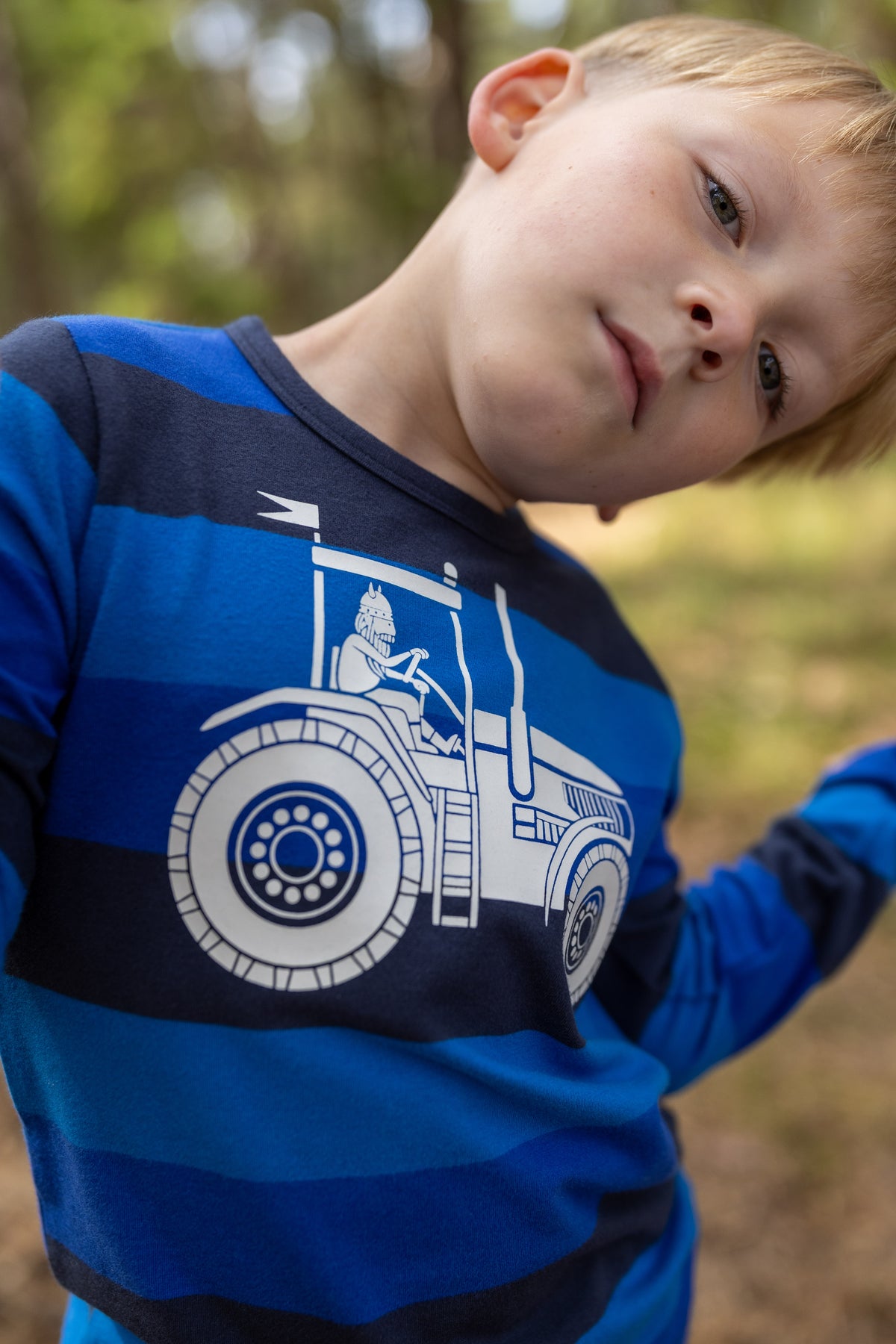 Stribet blå bluse til børn med traktor