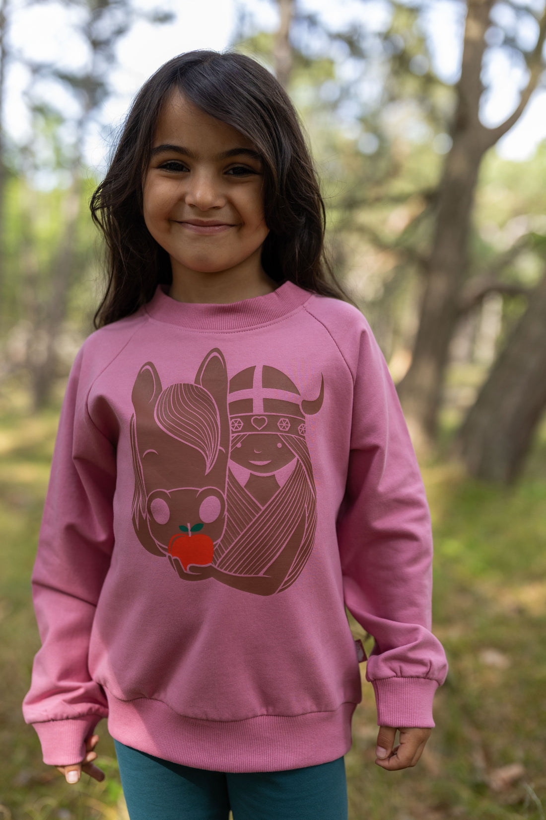 Lyserød sweatshirt til børn med print af vikingen Freja og hest