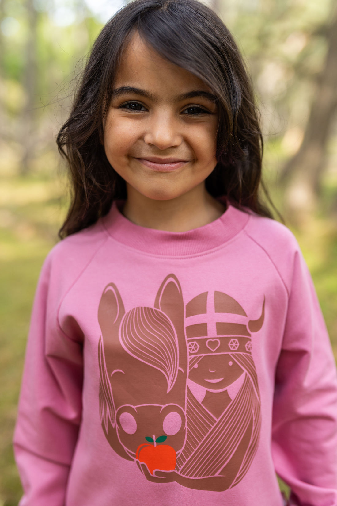 Lyserød sweatshirt til børn med print af vikingen Freja og hest