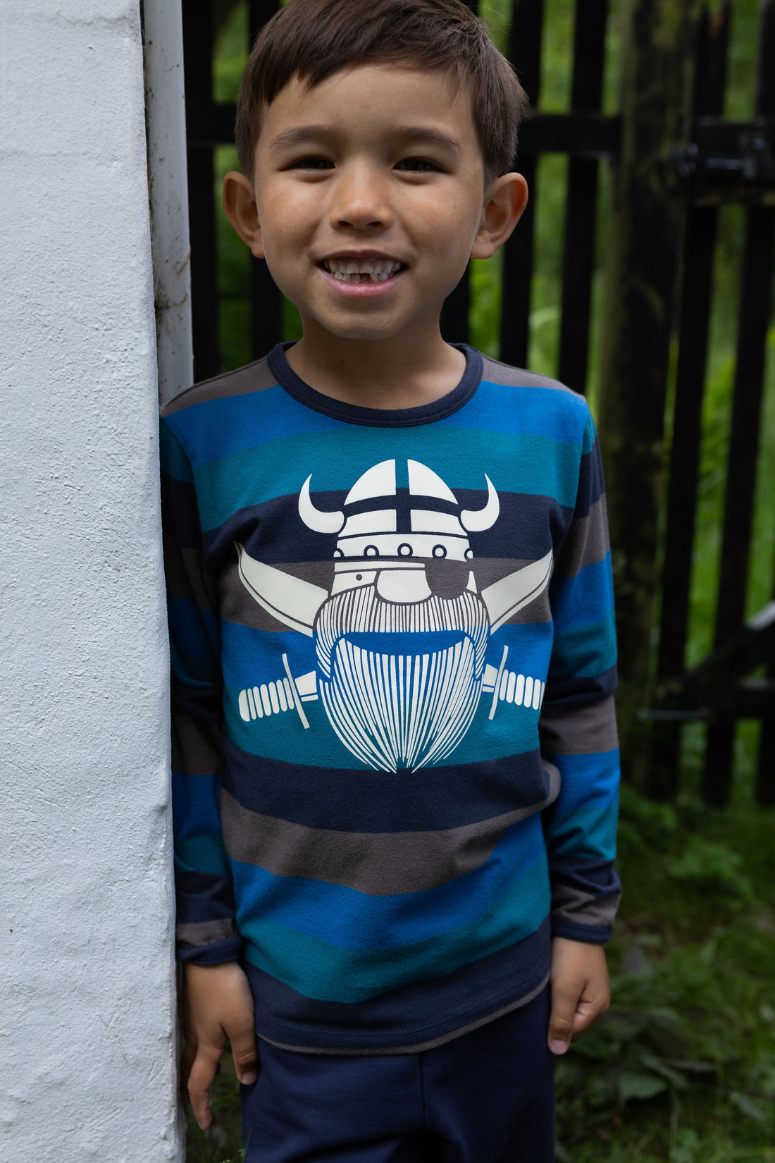 Stribet trøje til børn med piratviking i økologisk bomuld