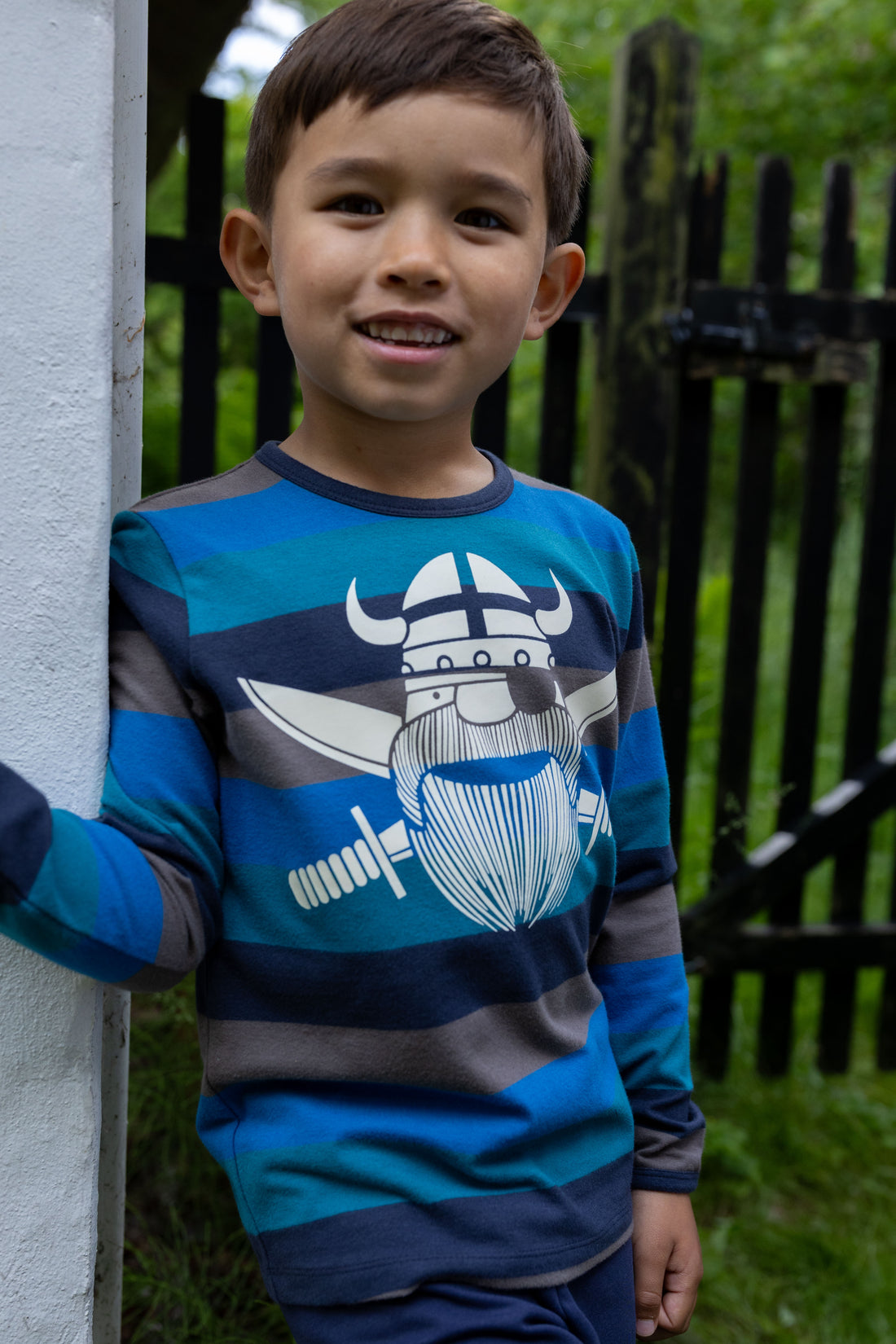 Stribet trøje til børn med piratviking i økologisk bomuld