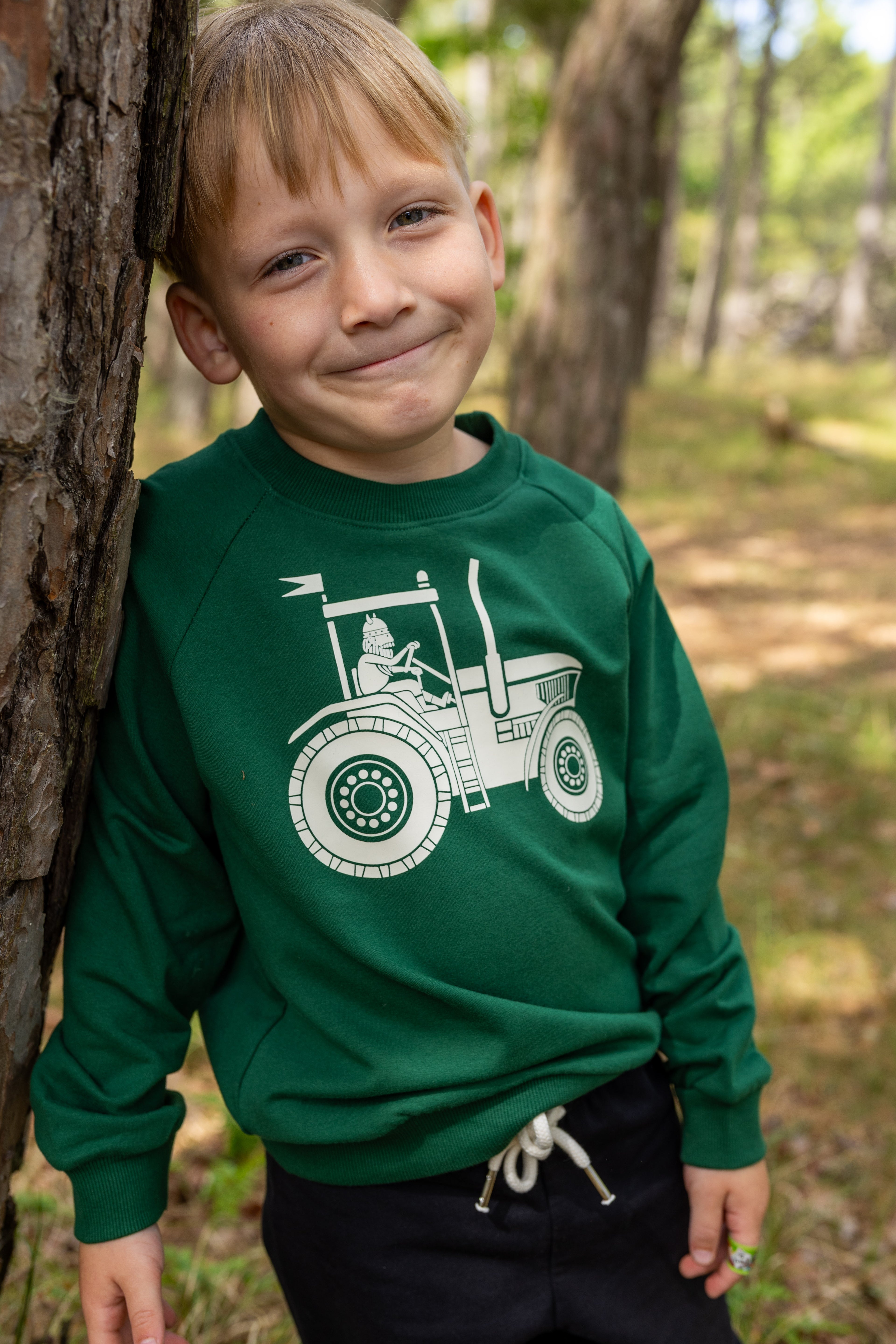 Sød mørkegrøn sweatshirt til børn med print af viking på traktor
