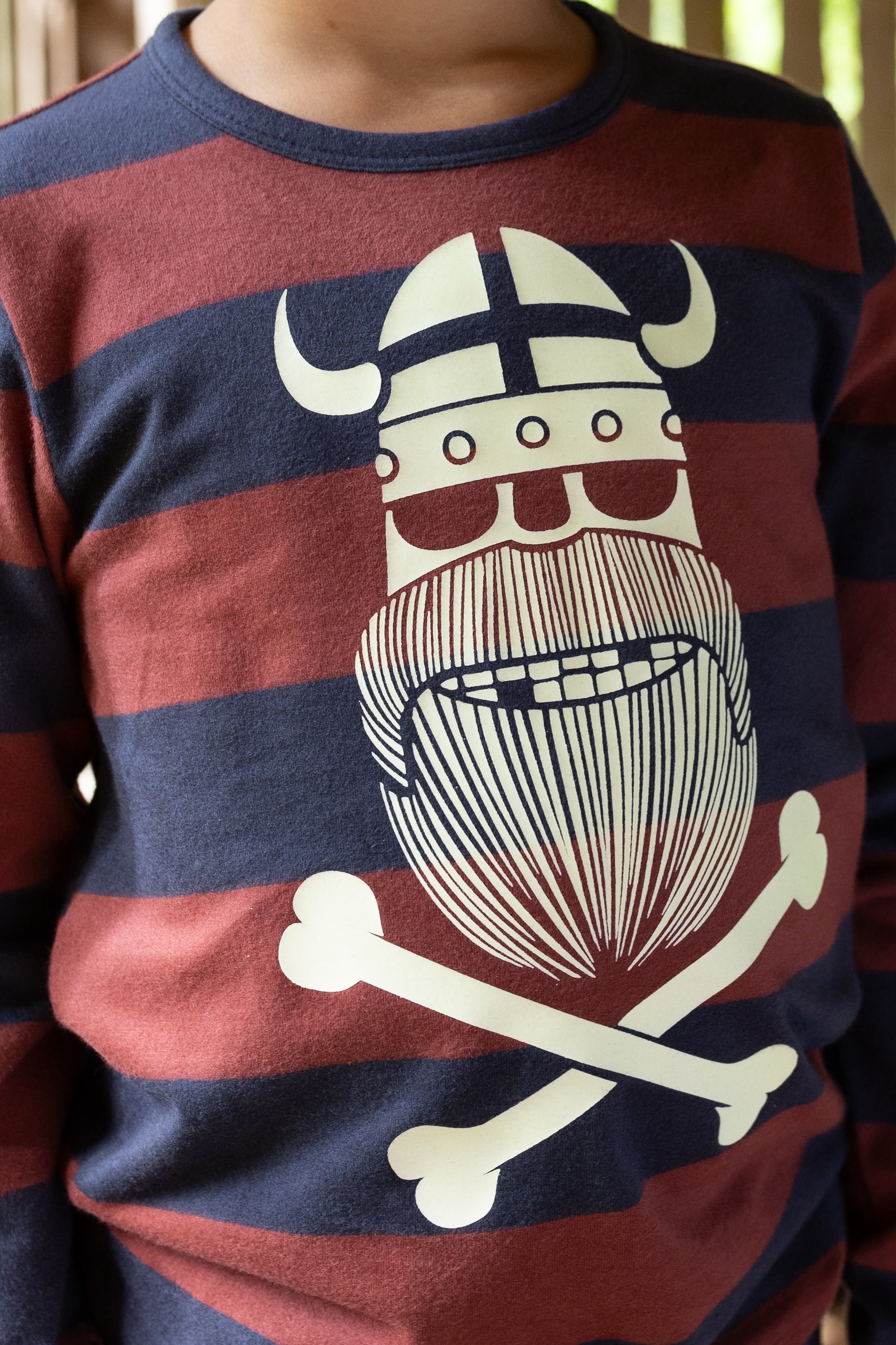 Stribet bluse til børn med vikingedødningehoved