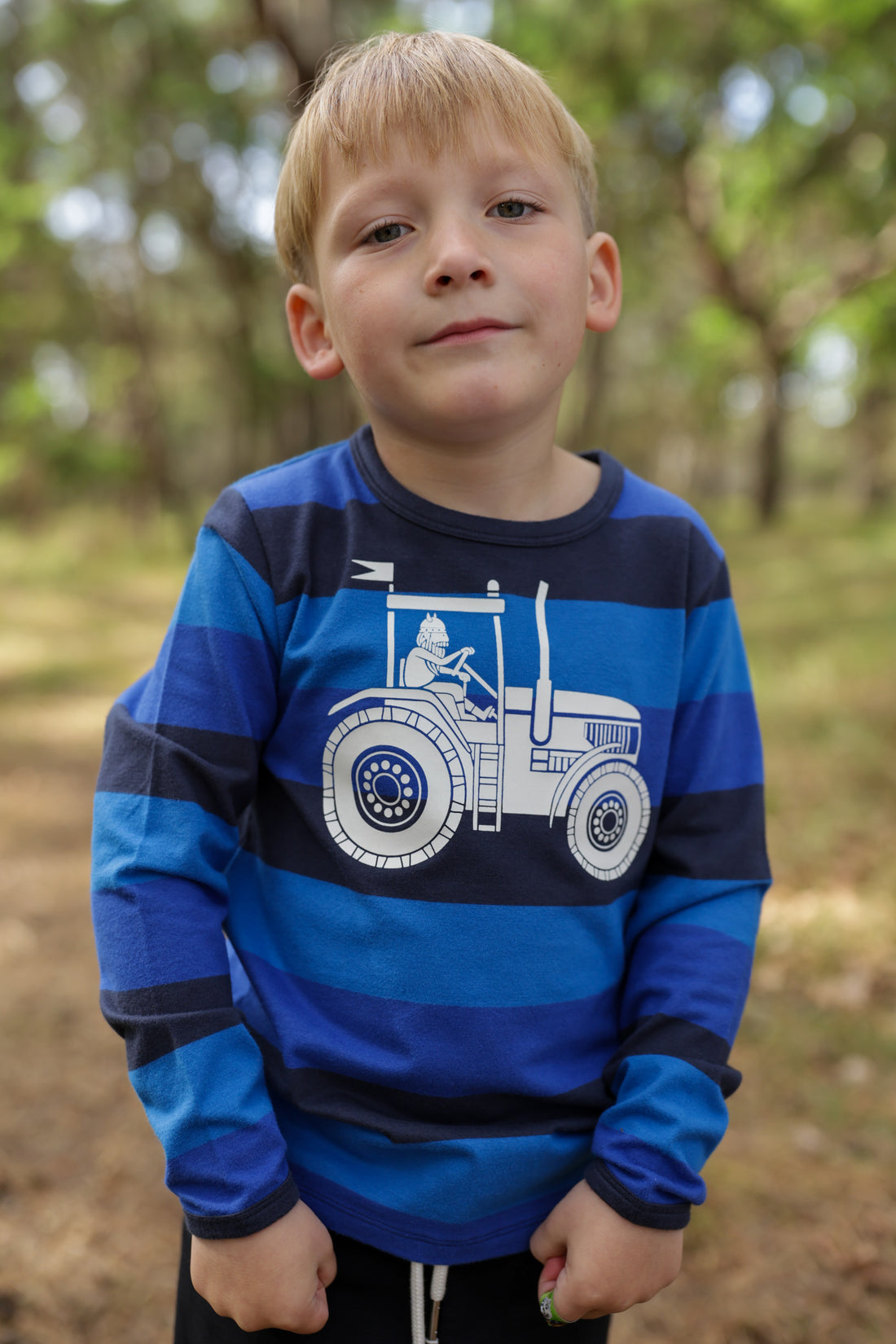 Stribet blå bluse til børn med traktor