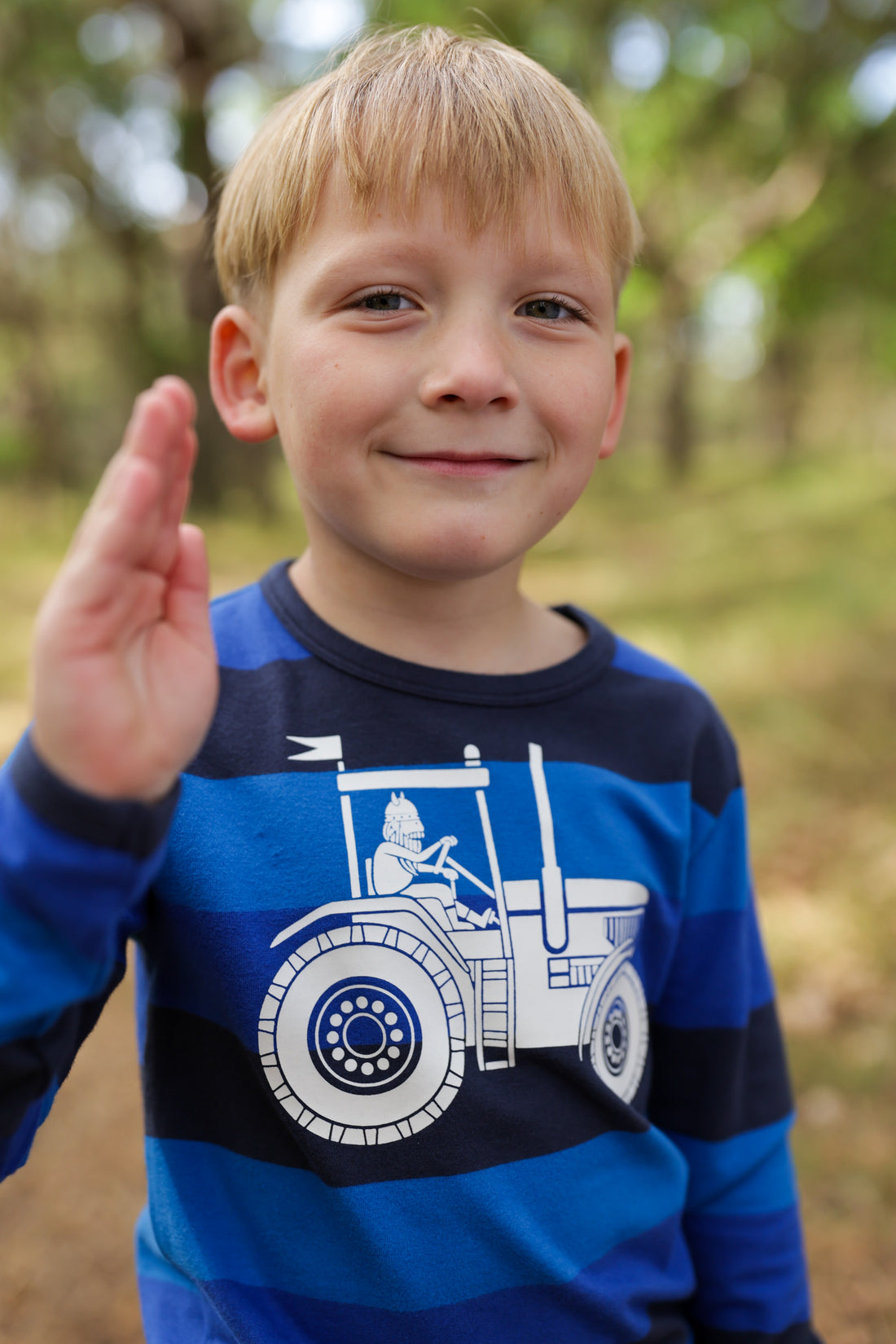 Stribet blå bluse til børn med traktor