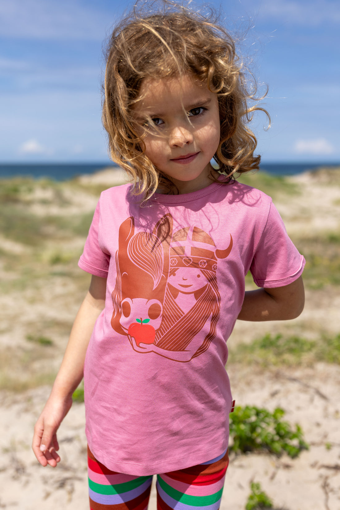 Sød rosa t-shirt i bomuld til børn med print af viking og hest