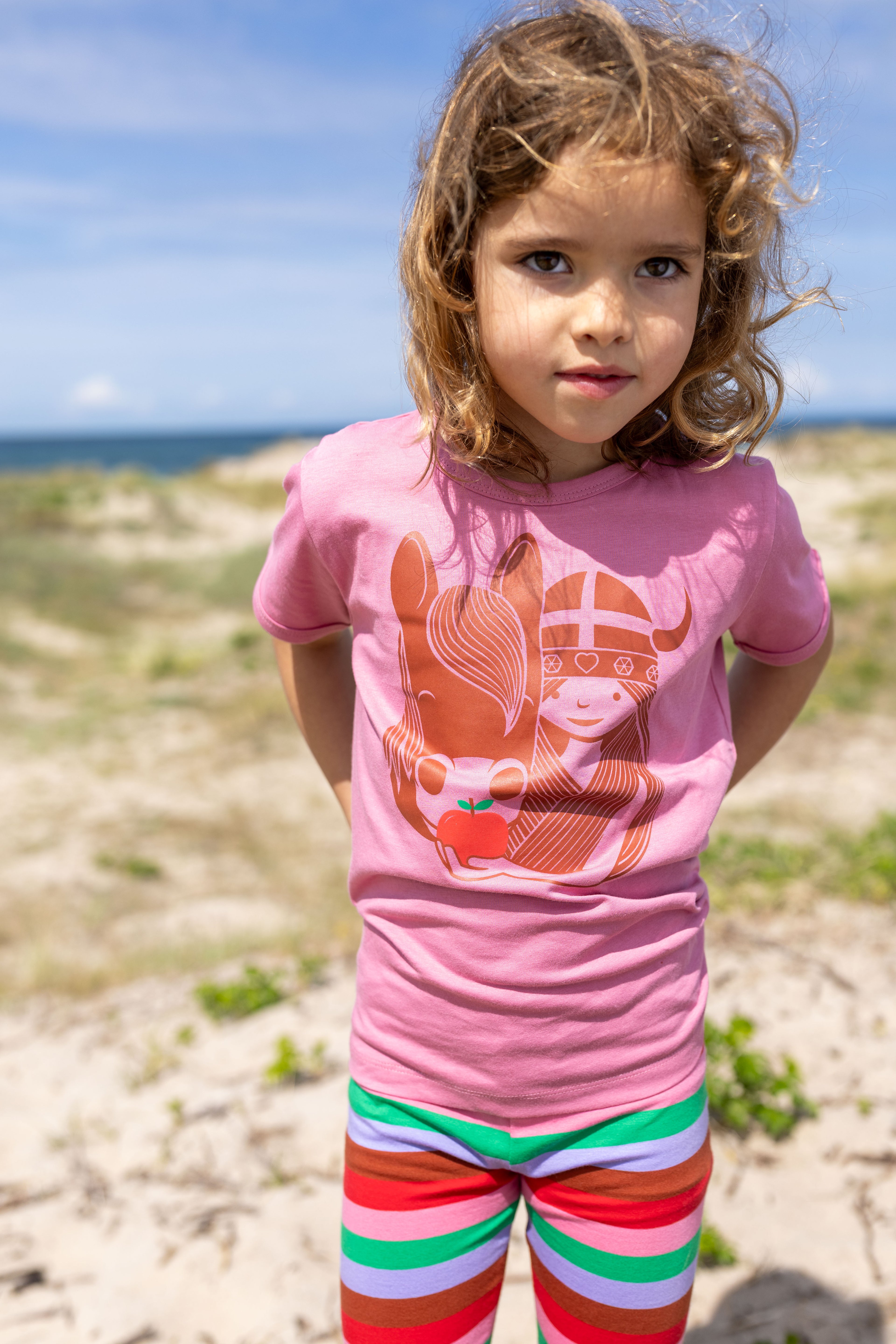 Sød rosa t-shirt i bomuld til børn med print af viking og hest