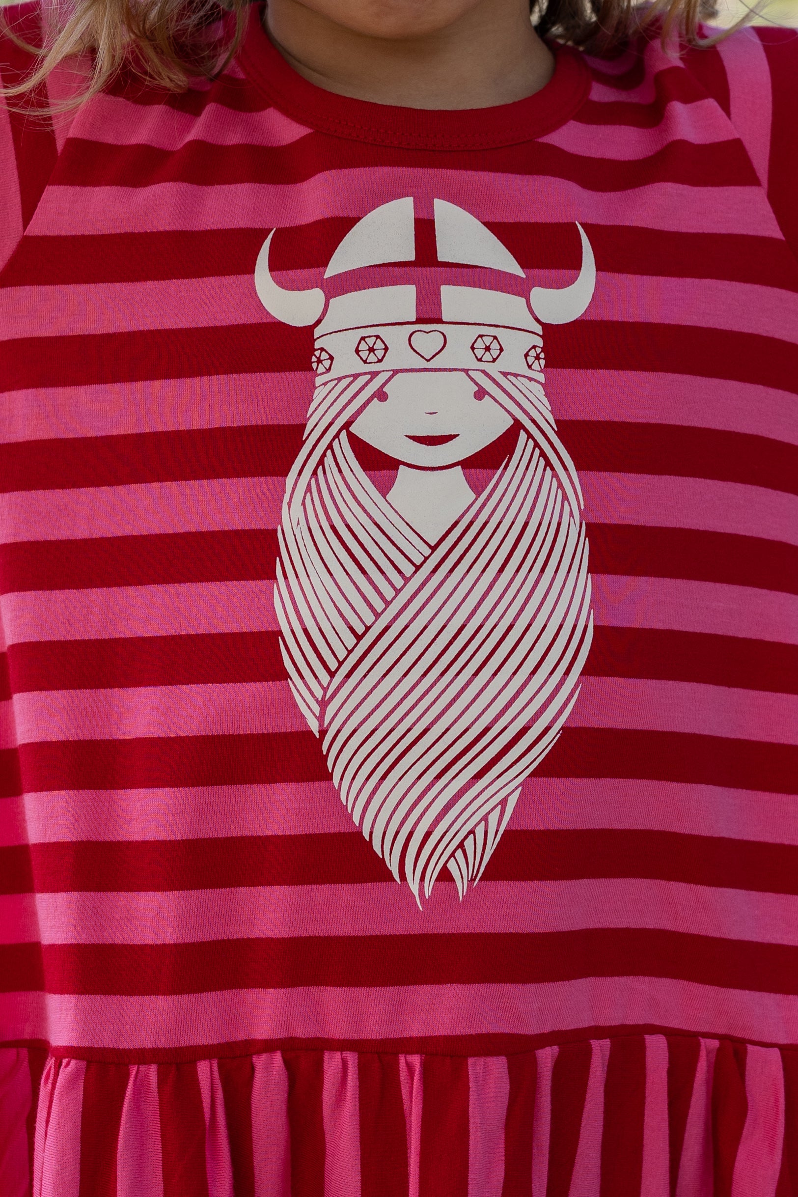 Sød langærmet kjole med pink og røde striber og print af vikingen Freja til børn