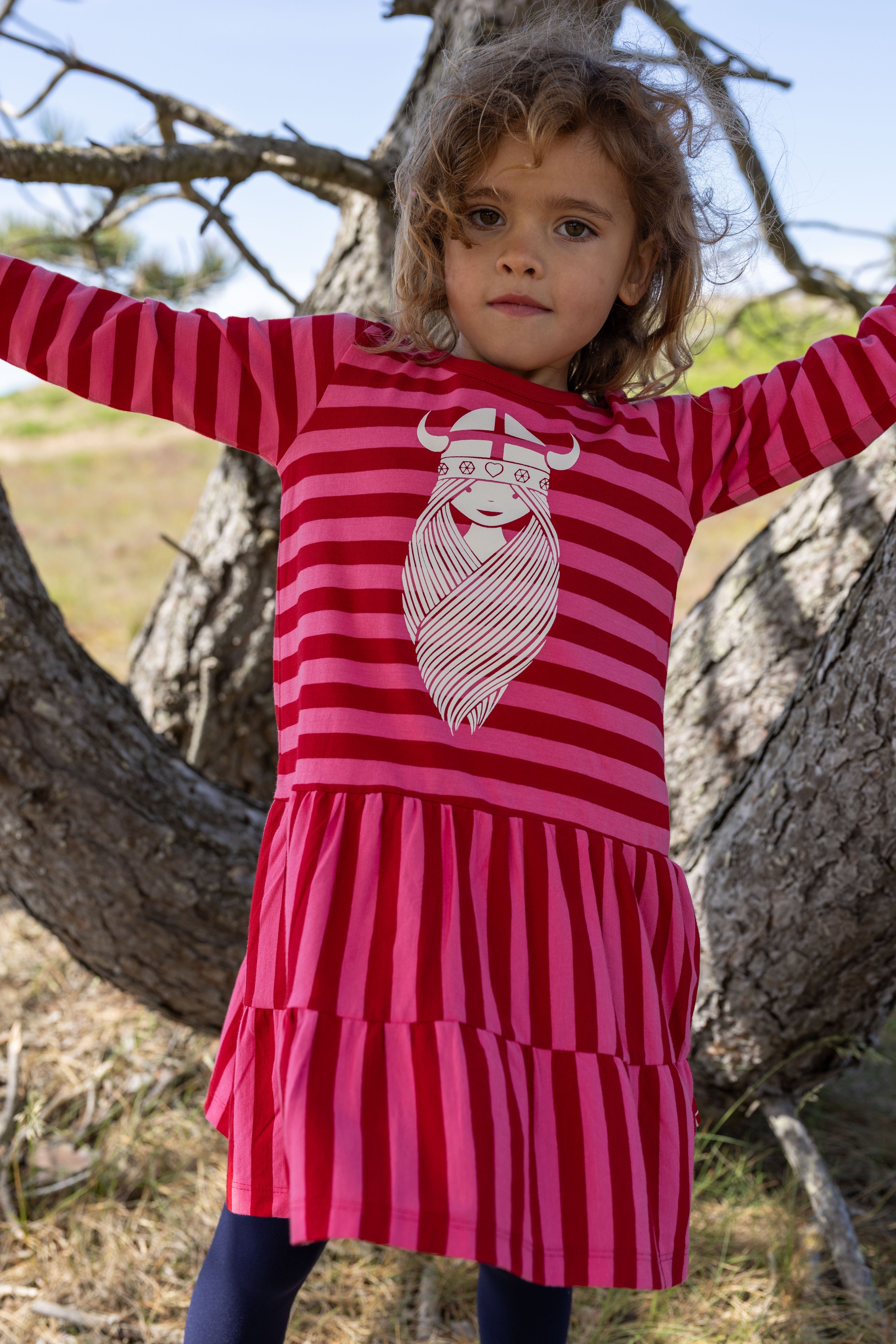 Sød langærmet kjole med pink og røde striber og print af vikingen Freja til børn