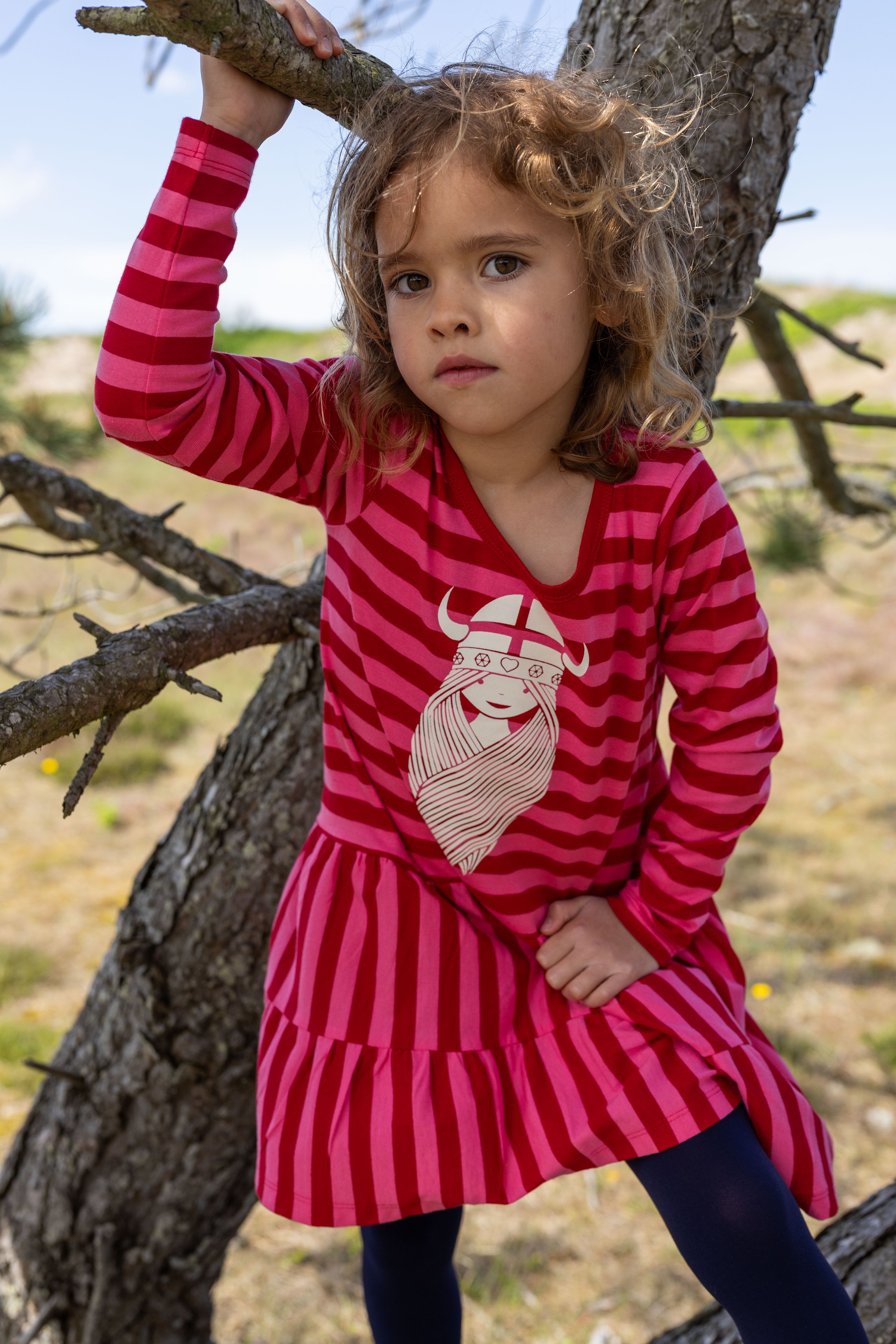 Sød langærmet kjole med pink og røde striber og print af vikingen Freja til børn