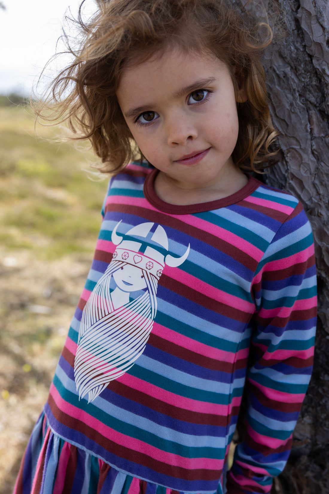 Stribet kjole til børn med print af vikingen Freja