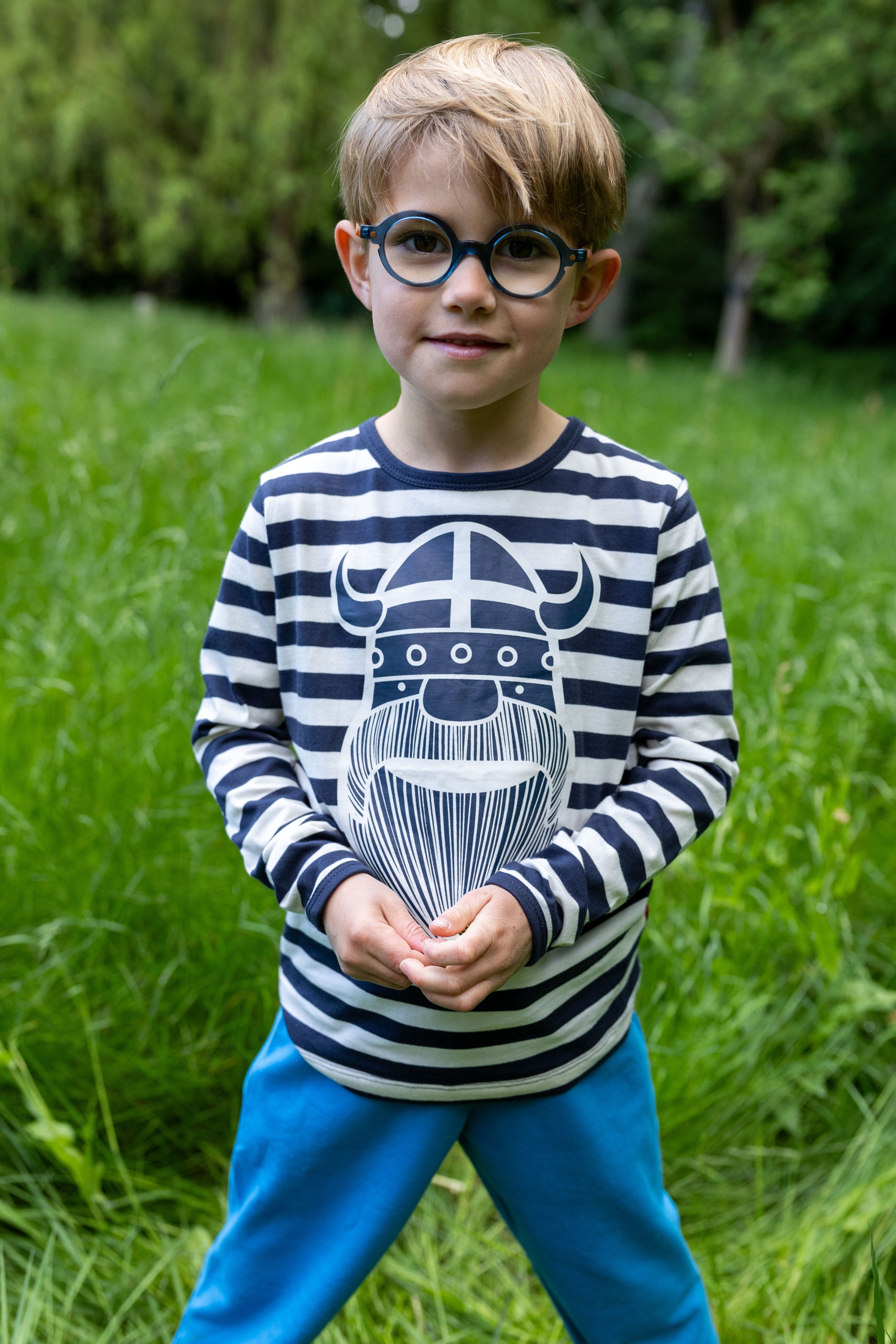 Langærmet bluse med navyblå og råhvide striber og print af vikingen Erik til børn