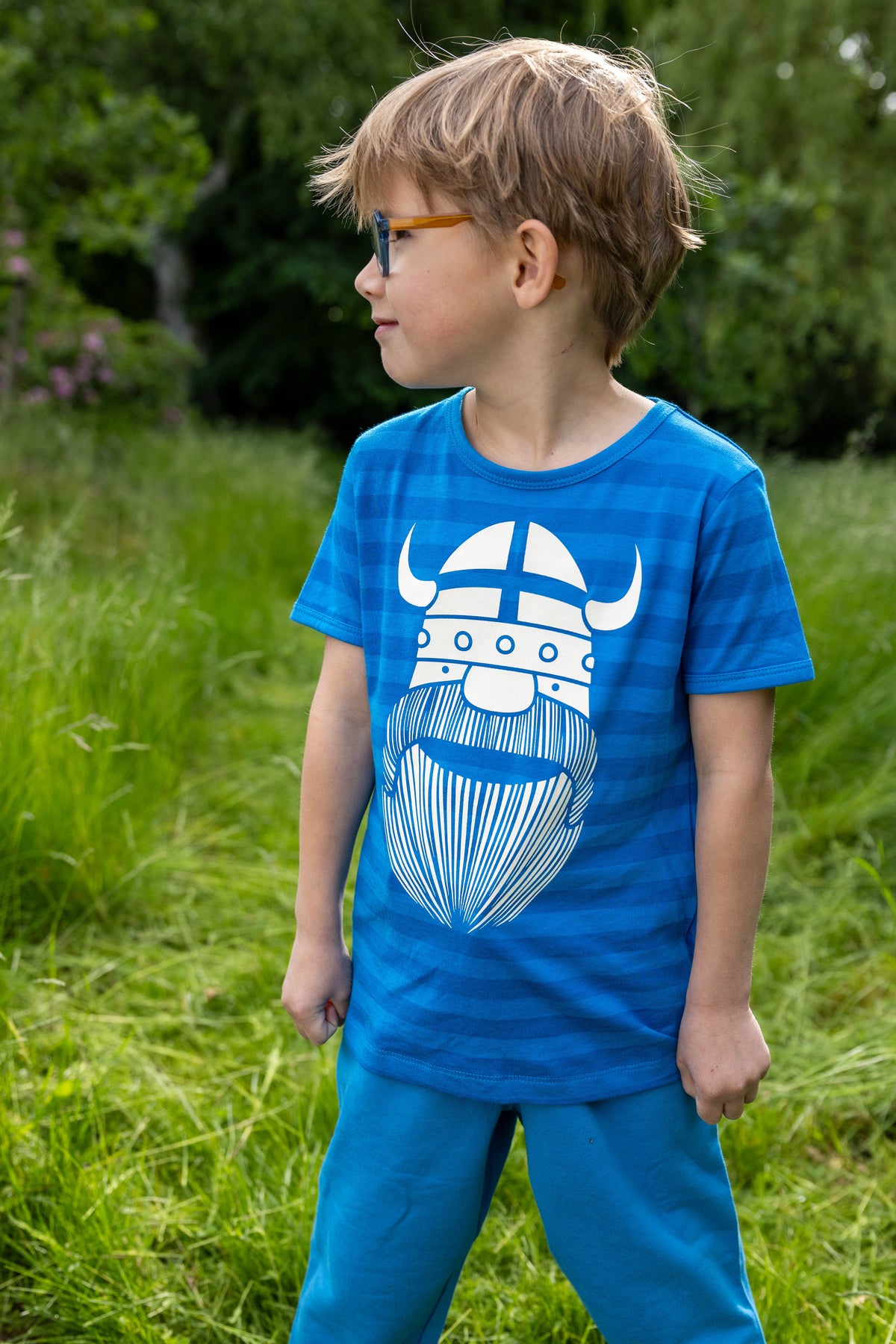 Sød t-shirt i bomuld med blå striber til børn med print af vikingen Erik