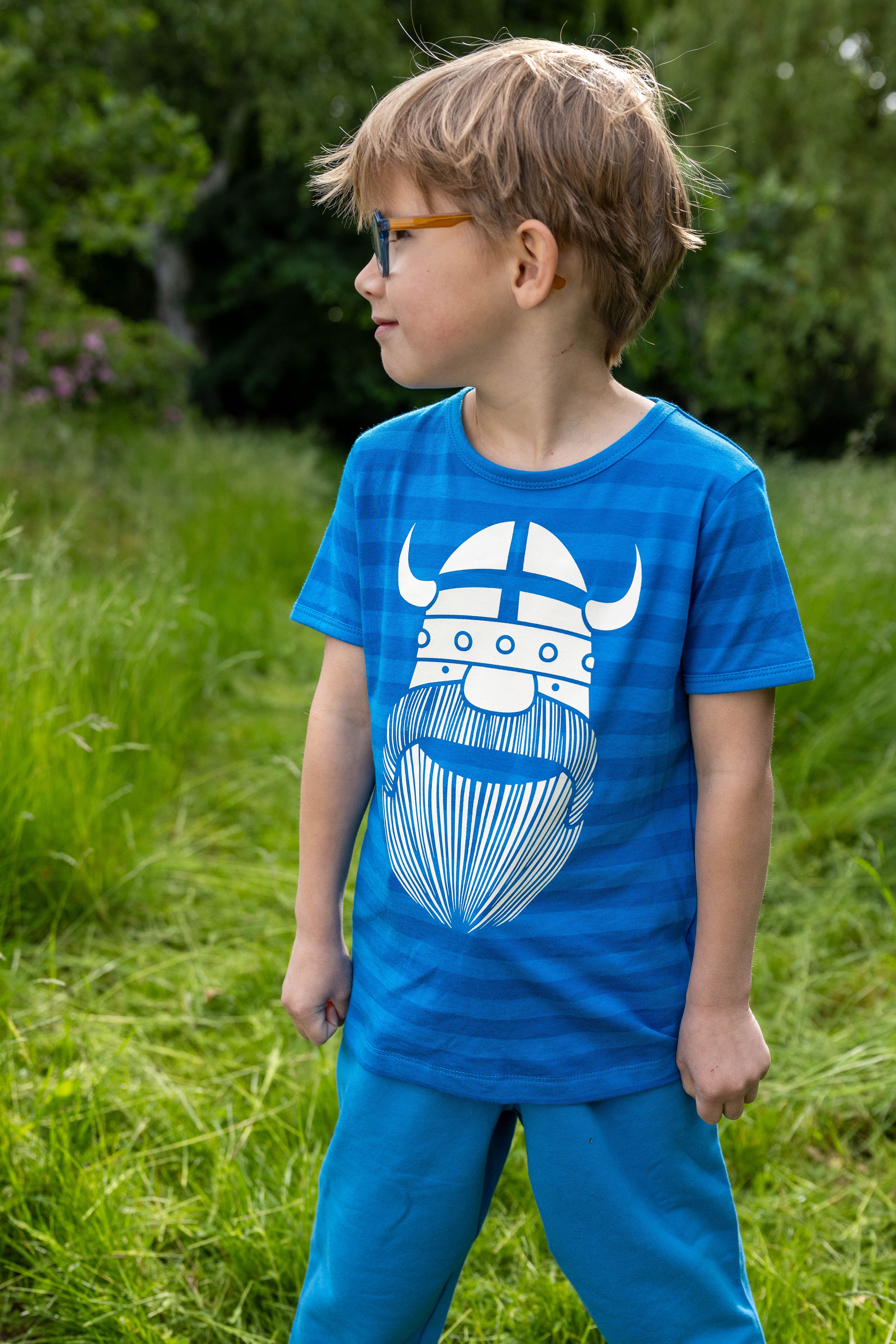 Sød t-shirt i bomuld med blå striber til børn med print af vikingen Erik
