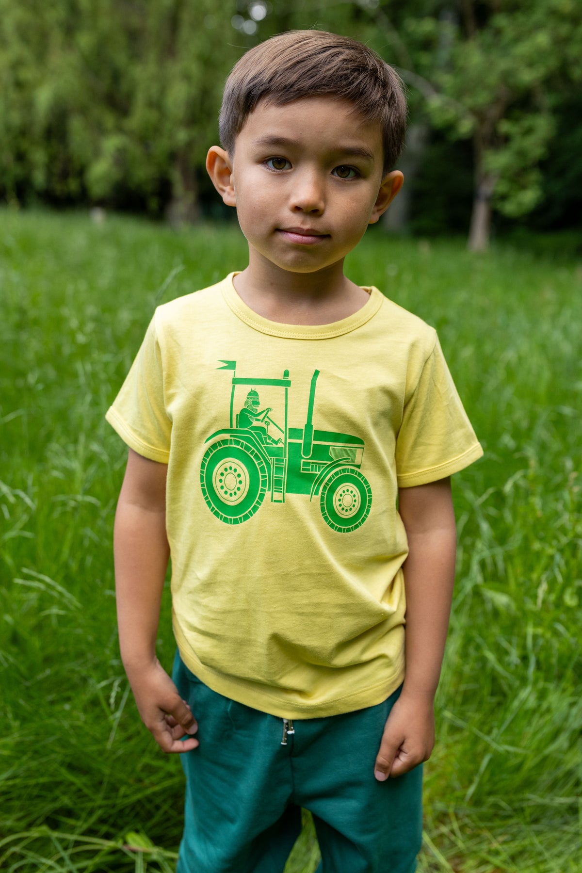 T-shirt med traktor til børn.