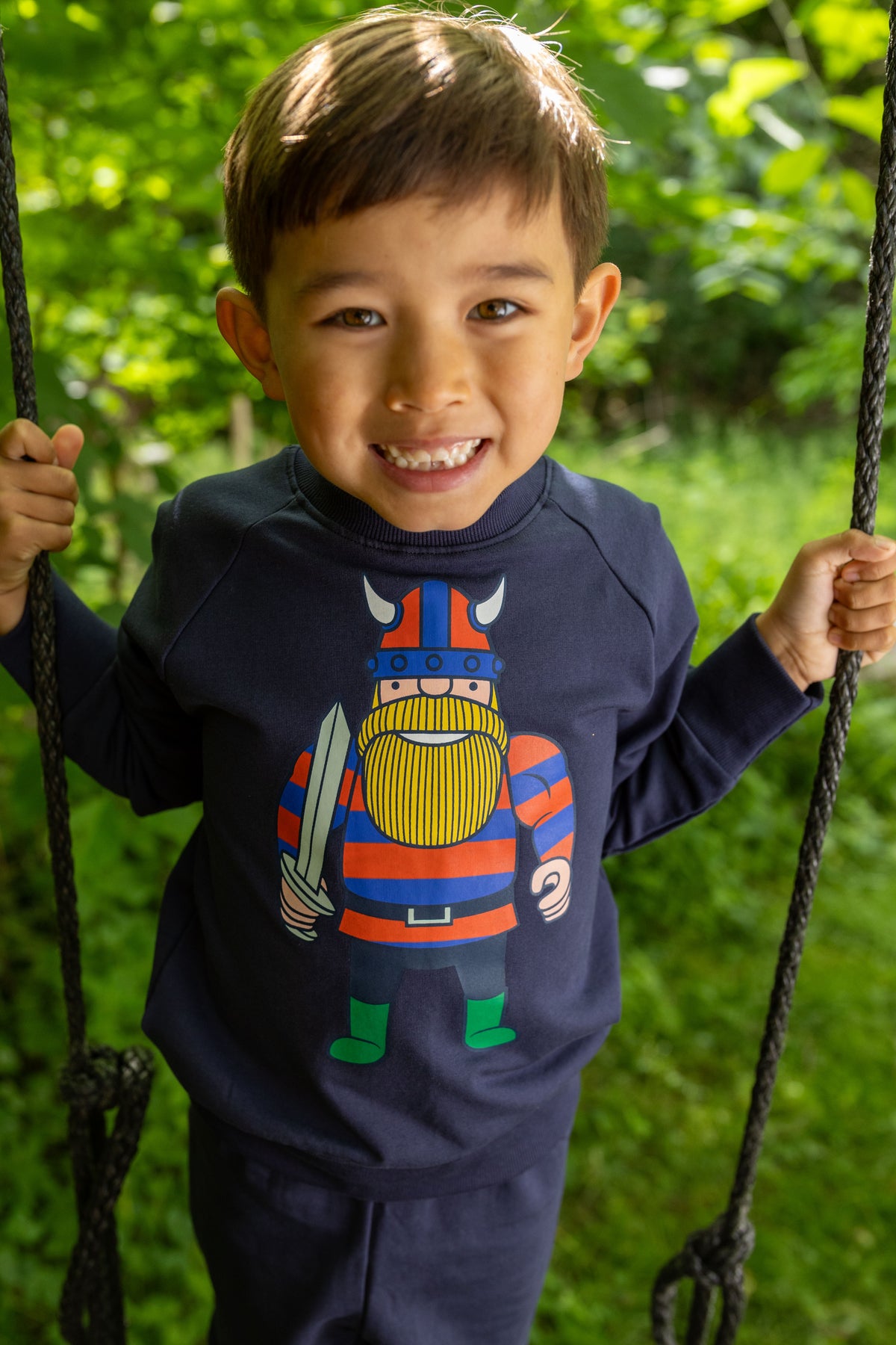 Sød navyblå sweatshirt til børn med print af vikingen Erik