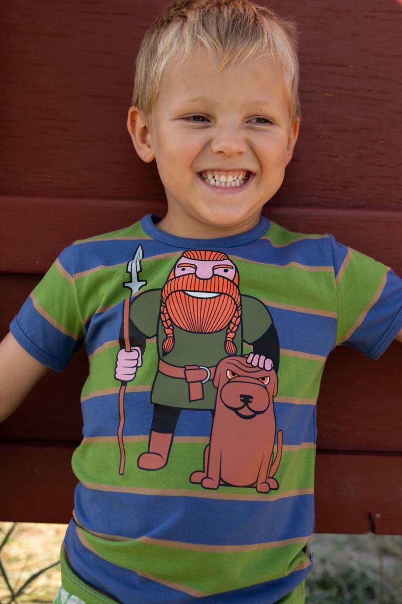 T-shirt med viking og hund