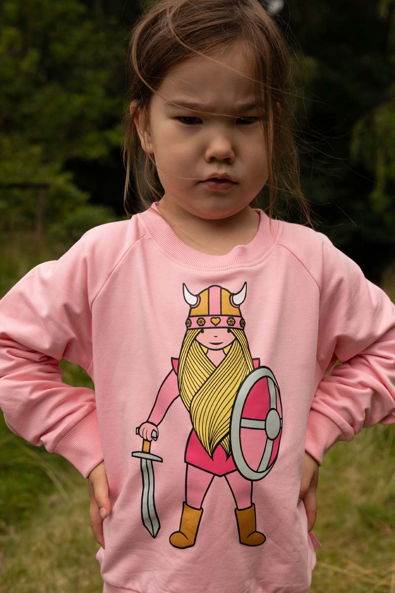 Sød lyserød sweatshirt til børn med print af vikingen Freja