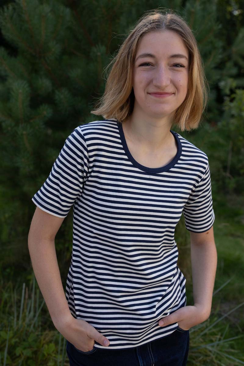 Stribet t-shirt i navyblå og knækket hvid til kvinder