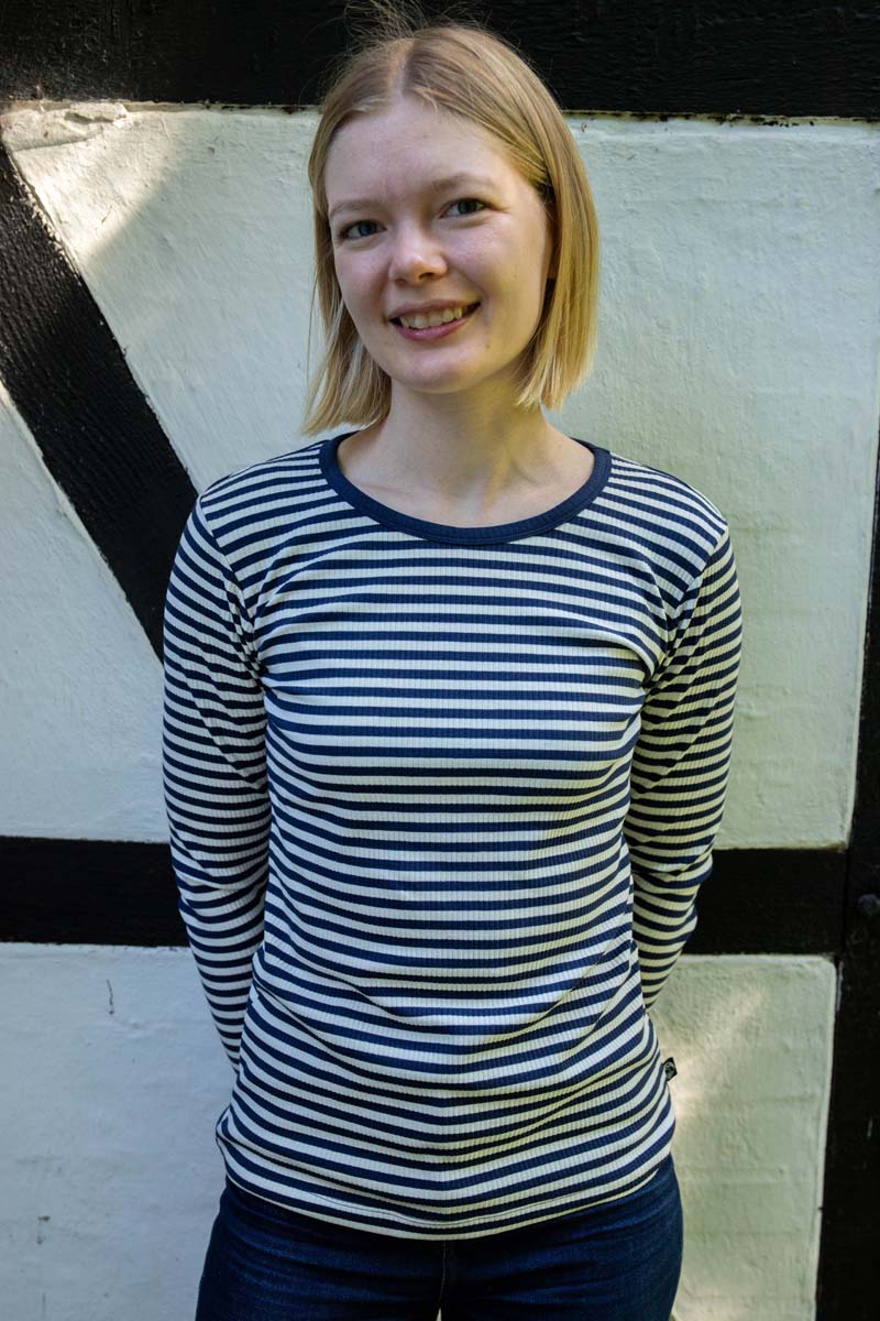 Stribet bluse i navyblå og knækket hvid med lange ærmer til kvinder