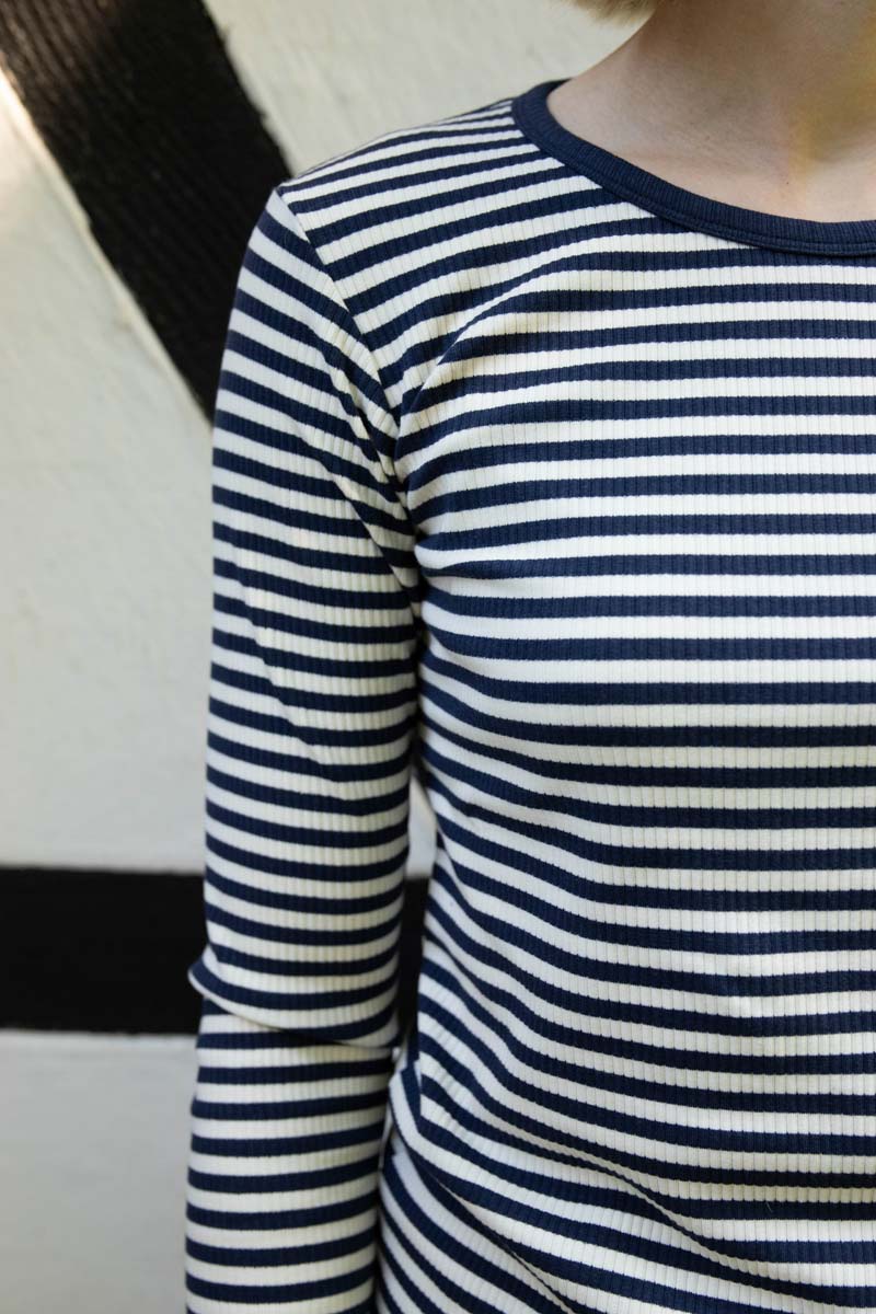 Stribet bluse i navyblå og knækket hvid med lange ærmer til kvinder