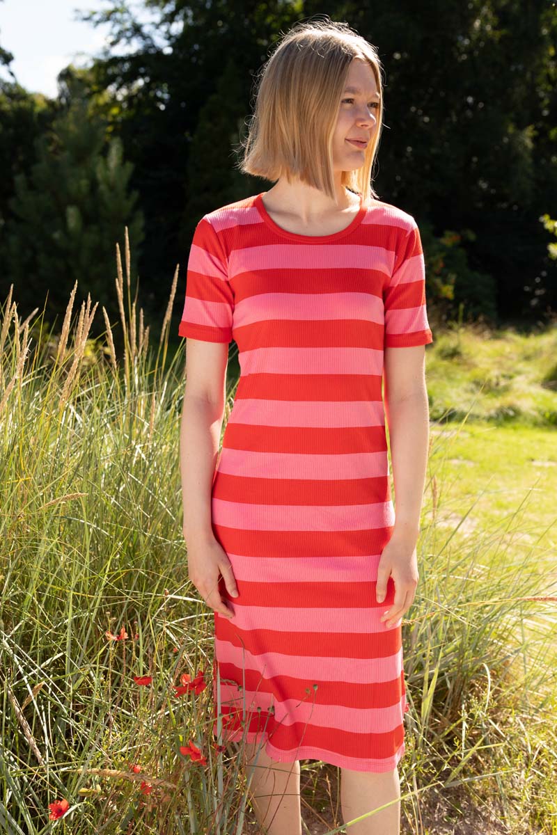 Fin kjole i bomuld og viskose med striber i pink og rød til kvinder