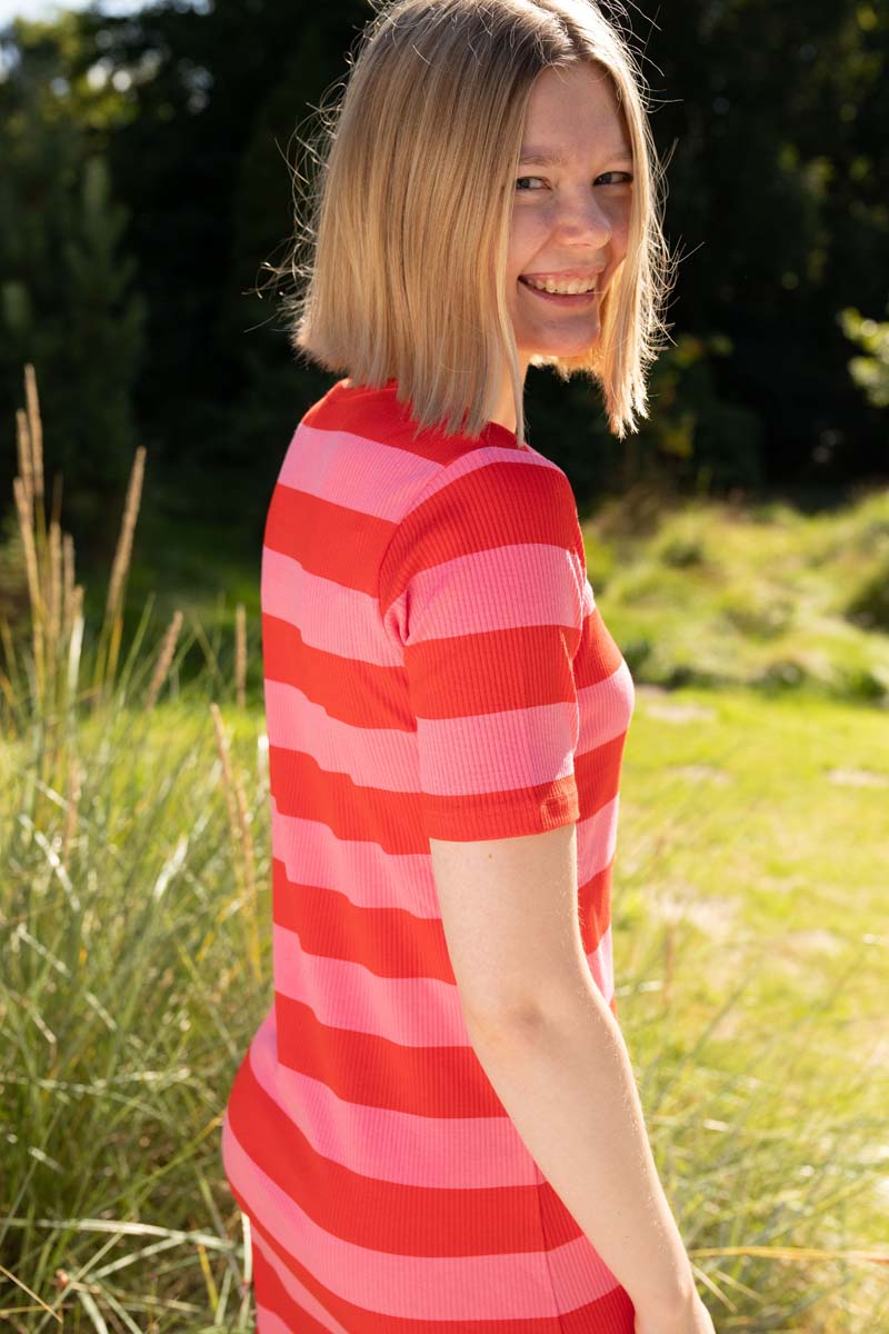 Fin kjole i bomuld og viskose med striber i pink og rød til kvinder