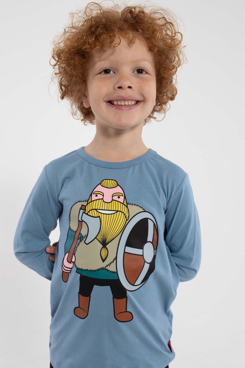 Fin langærmet bluse i støvet blå med print af vikingen Harald til børn