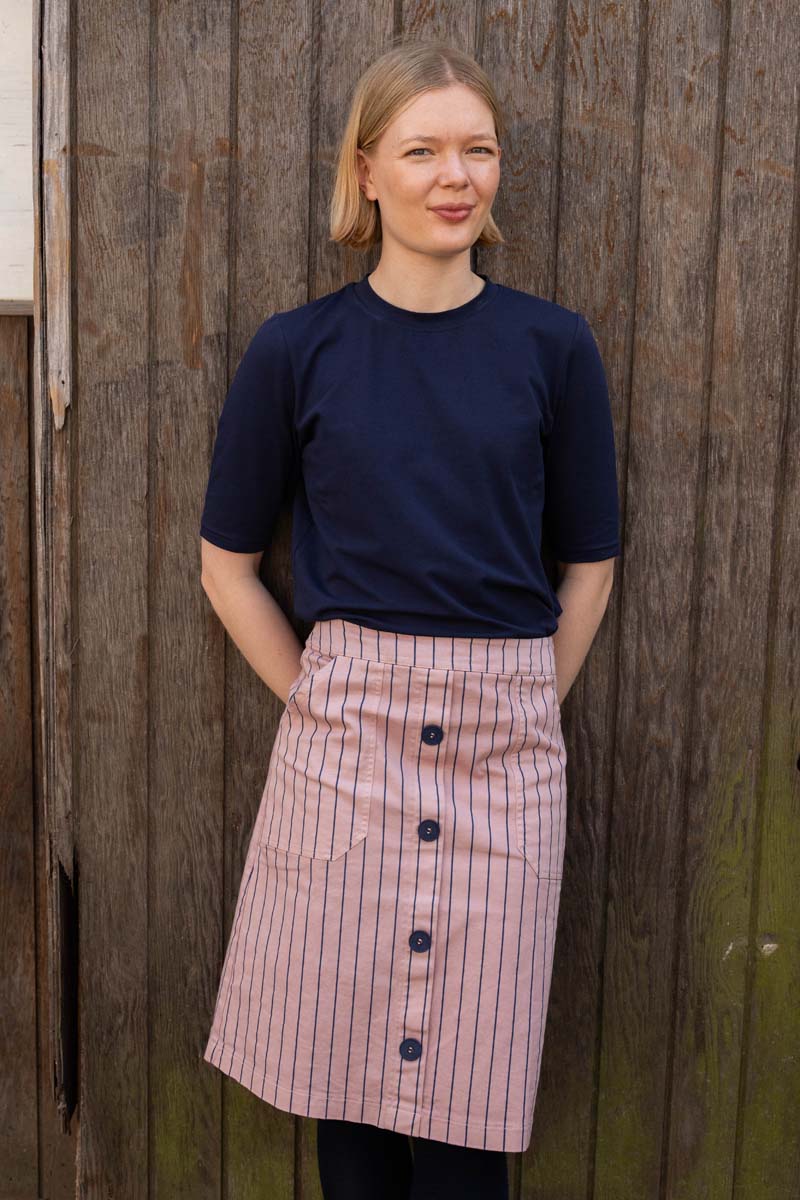 Fin t-shirt i navyblå med rund hals og lidt længere ærmer til kvinder