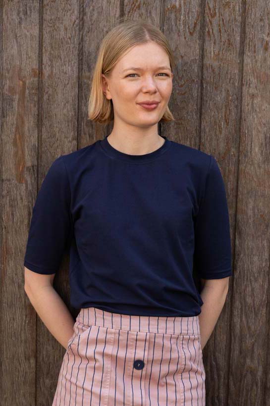 Fin t-shirt i navyblå med rund hals og lidt længere ærmer til kvinder