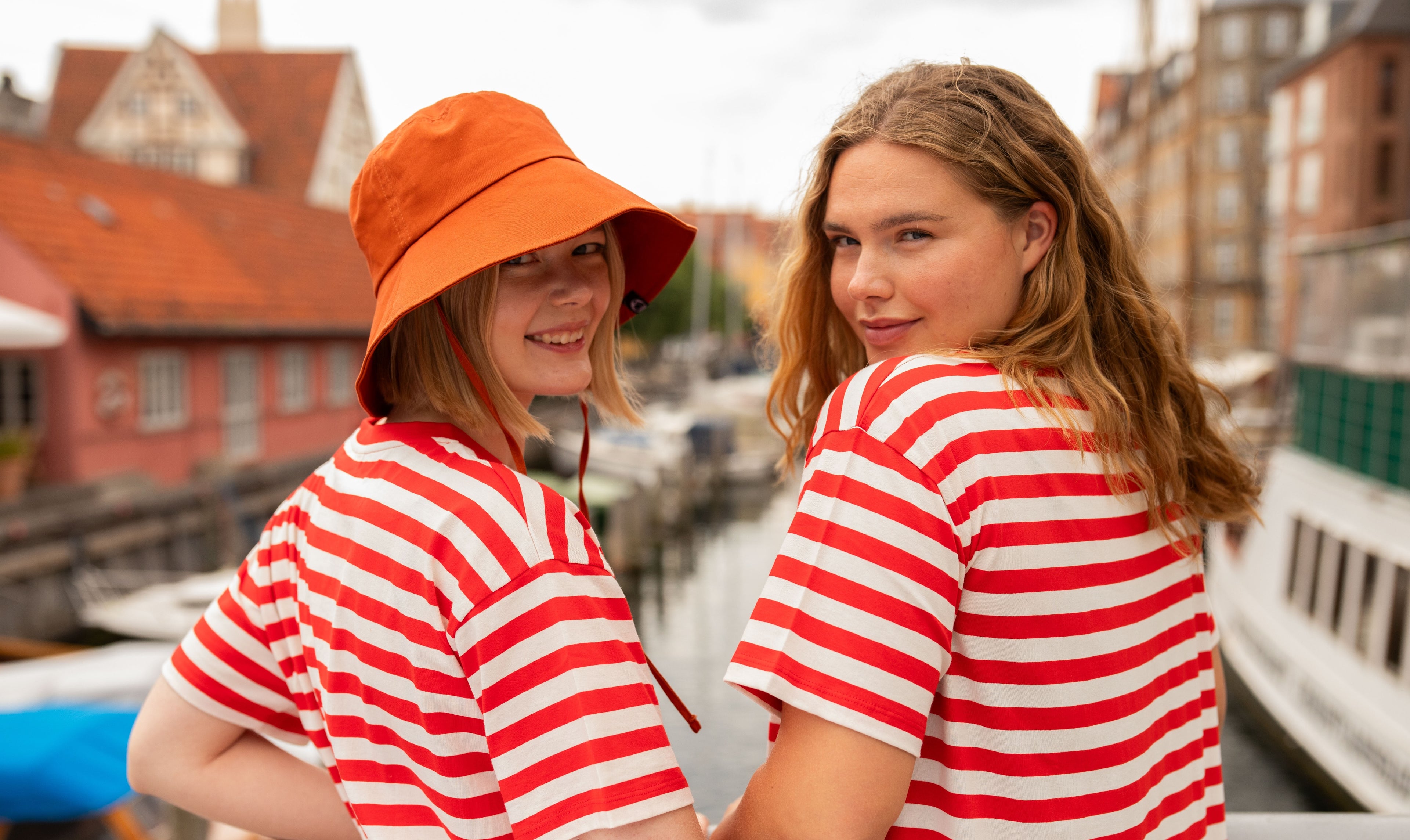 Smilende piger med røde / hvide stribede t-shirts på