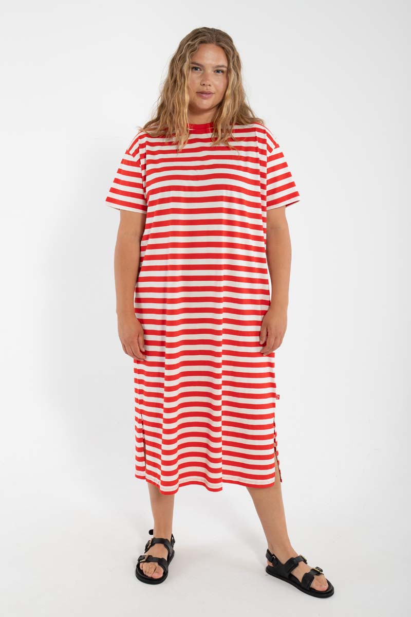 Flot kortærmet bomuldskjole med striber i rød og knækket hvid til kvinder
