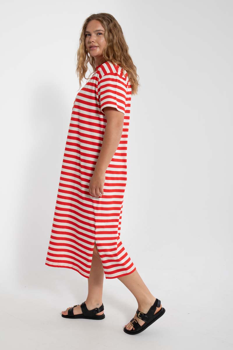 Flot kortærmet bomuldskjole med striber i rød og knækket hvid til kvinder