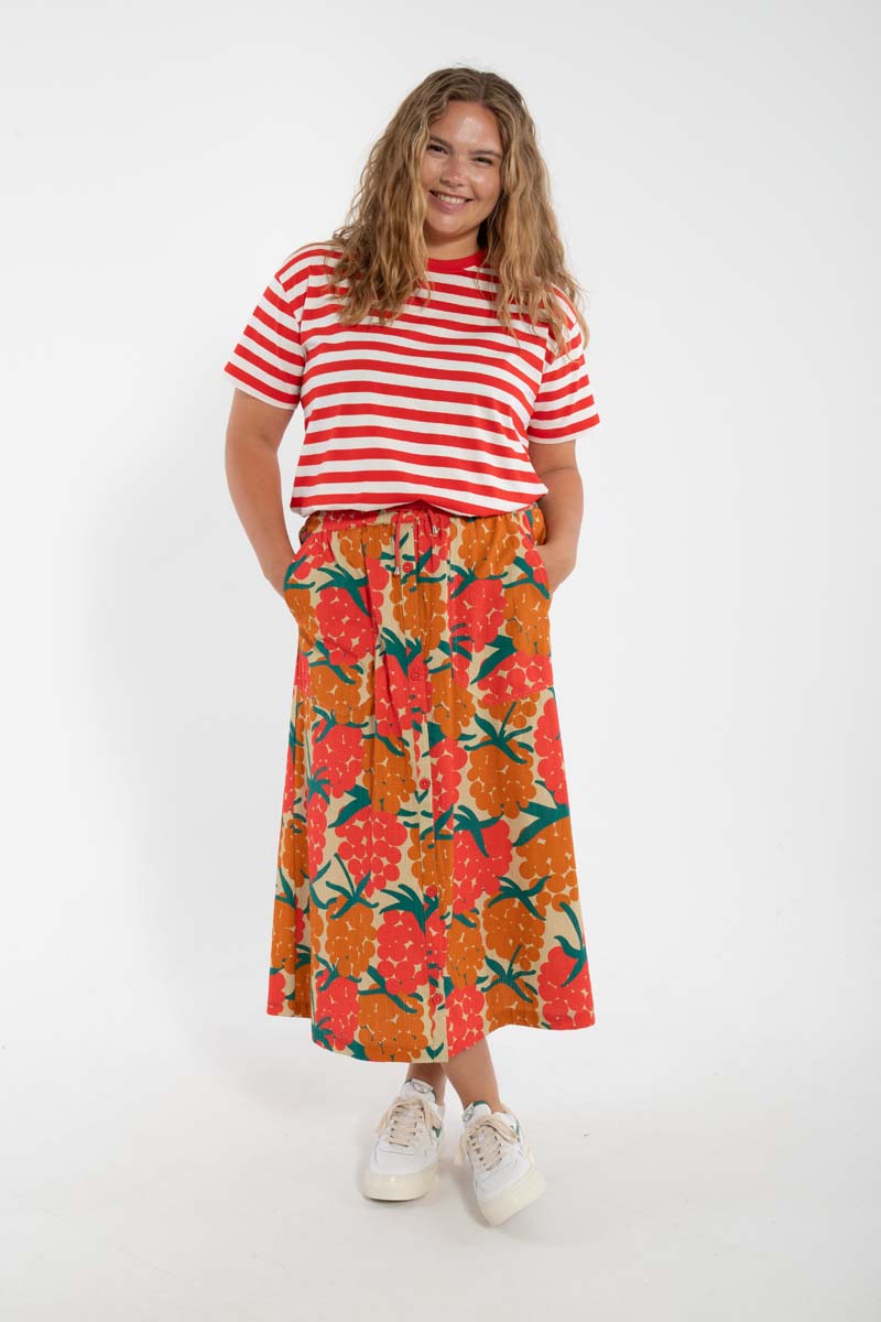 Fin boxy t-shirt med rund hals og røde og hvide striber til kvinder