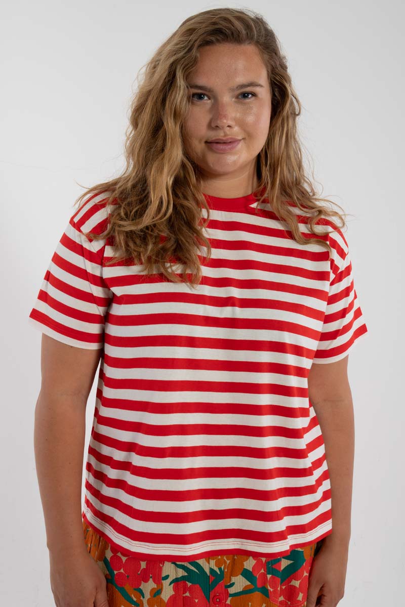 Fin boxy t-shirt med rund hals og røde og hvide striber til kvinder