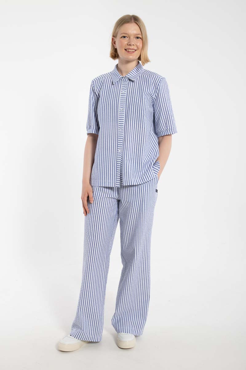 Fin bæk og bølge skjorte med striber i blå og hvid til kvinder